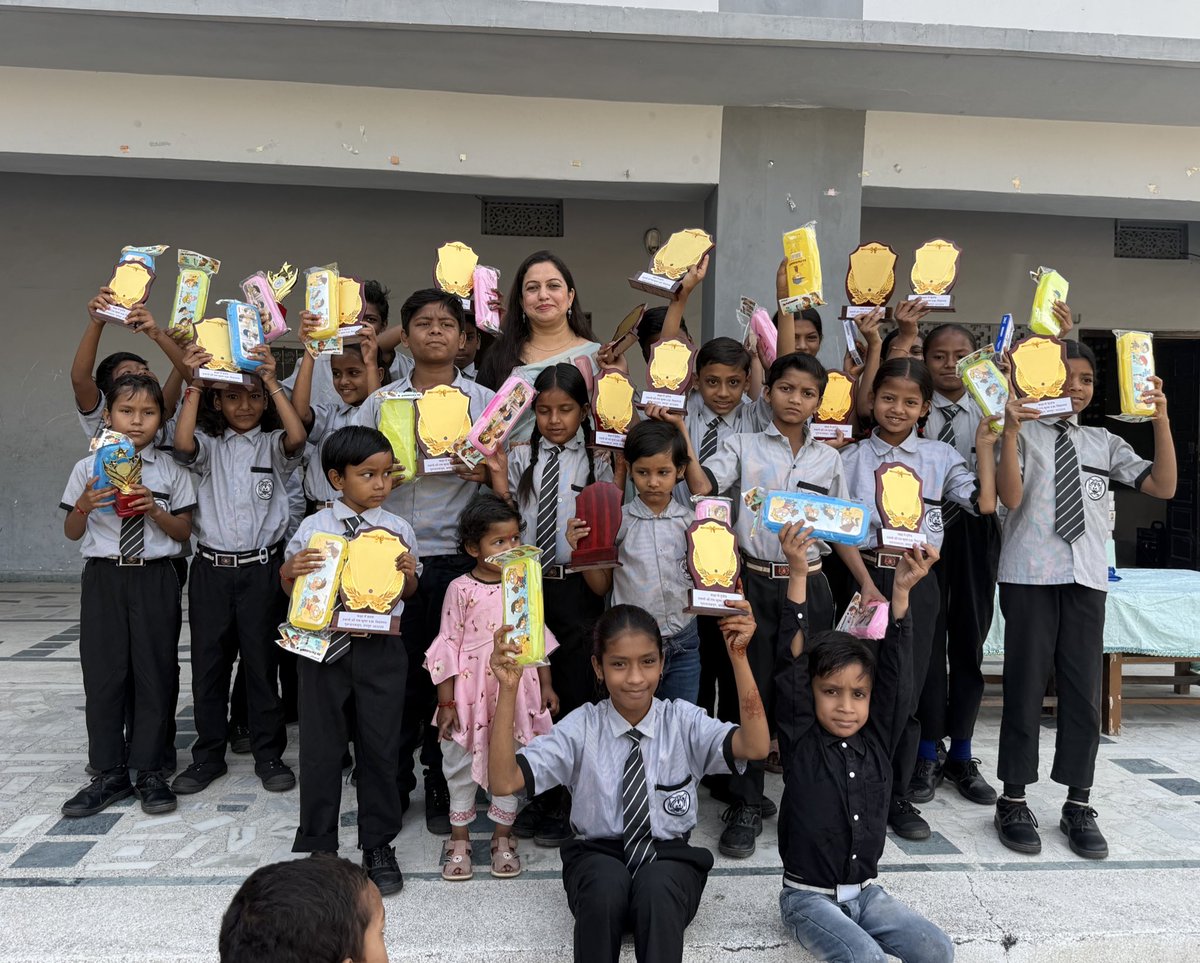 Sonakshi_V's tweet image. A proud day at the school we support through @ShaktiFIndia 🌟
Kids received their results along with rewards and appreciation , but their smiles and confidence were the real achievement.
Grateful to be a part of their journey❤️
#EducationMatters #ProudMoment #ShaktiFoundation