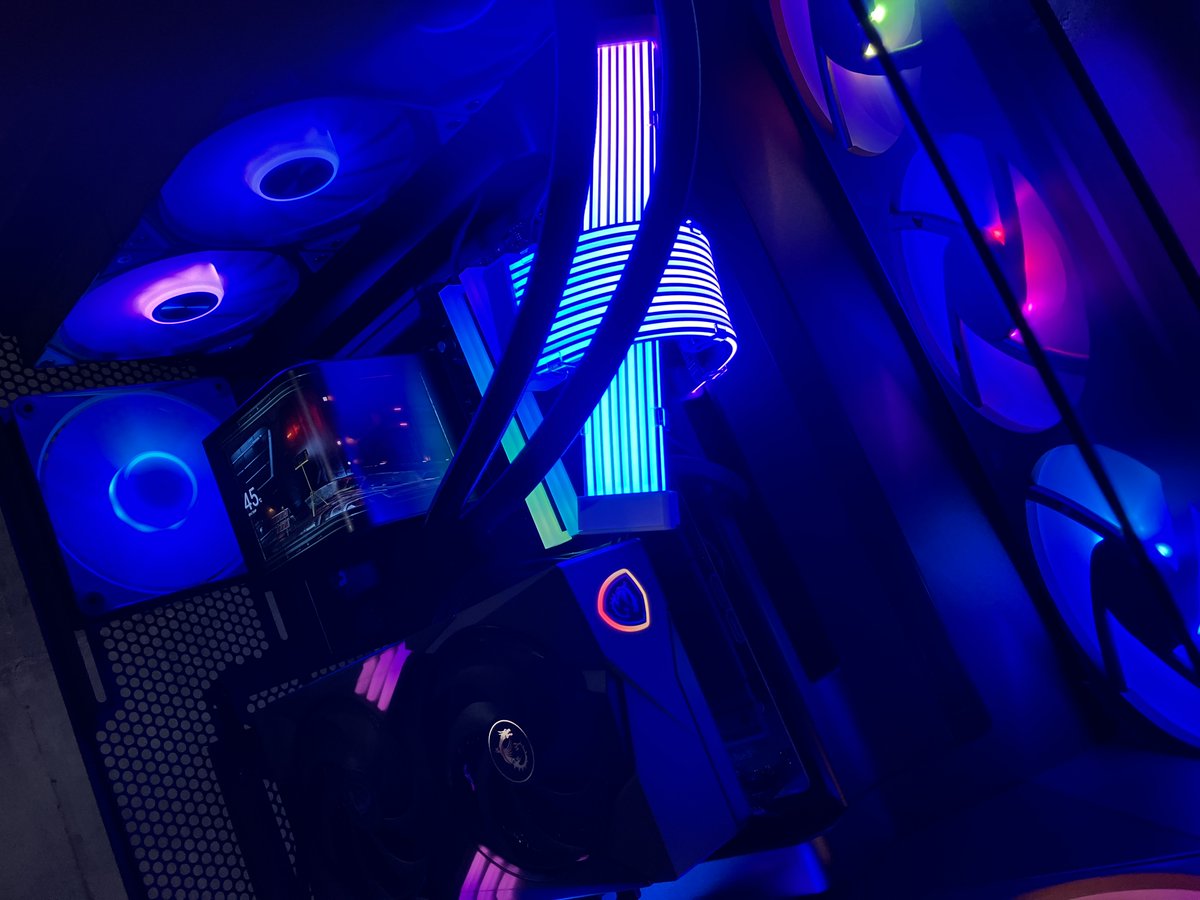 お客様ご依頼の #組立代行 PCが完成‼️

🚀#AMD Ryzen 9 9700X
🎮#MSI GeForce RTX5060Ti 16GB
📝32GB DDR5-6000
📕M.2 1TB Gen4

ケースは #NZXT H9 Flow 黒を使用‼️
「とにかく光る✨ユニークなPC」がコンセプトで、言うまでも無い圧倒的存在感のあるゲーミングPCに🌈✨

#ドスパラスタッフ #自作PC