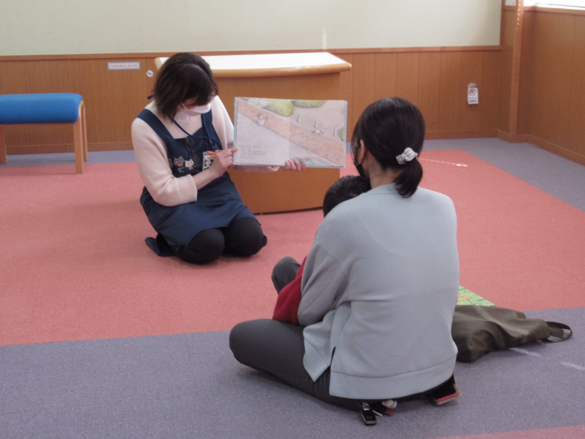 kasaoka_lib's tweet photo. 今回の紙芝居とおはなしの会は人数が少なかったので、アットホームな雰囲気になりました🤩パンダがごろんとするおはなしのあとは、ごろんと転がる折り紙をしました。上手に転がすことができました✌️
次回は４月１８日（土）１５時からです。 https://t.co/GWFG65lth8