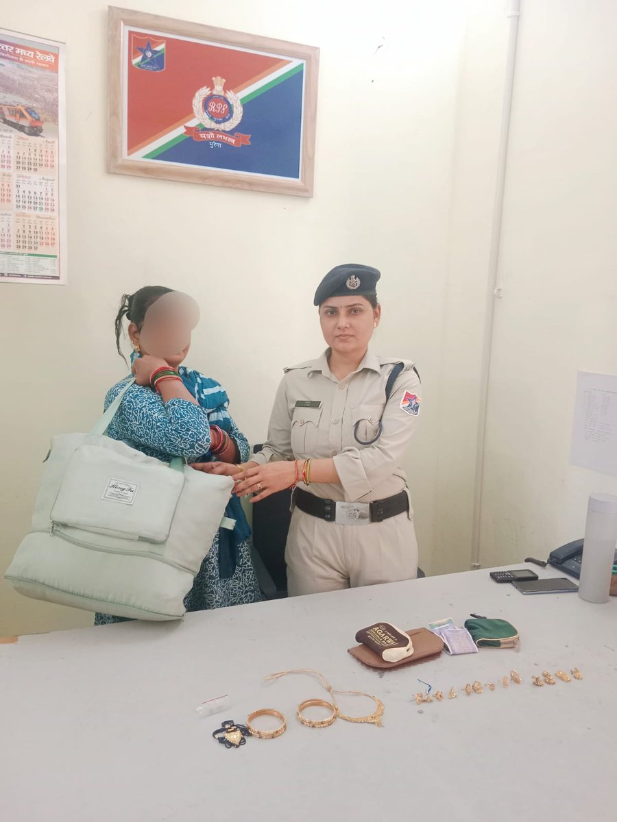 CPRONCR's tweet image. 🚆 सतर्कता, तत्परता और विश्वास का सराहनीय उदाहरण

ग्वालियर स्टेशन पर उतरते समय एक महिला यात्री का लगभग ₹10.50 लाख मूल्य के आभूषणों से भरा बैग ट्रेन में छूट गया - सूचना मिलते ही रेलवे ने त्वरित कार्रवाई करते हुए मुरैना स्टेशन पर #RPF टीम को अलर्ट किया।

ट्रेन के मुरैना स्टेशन