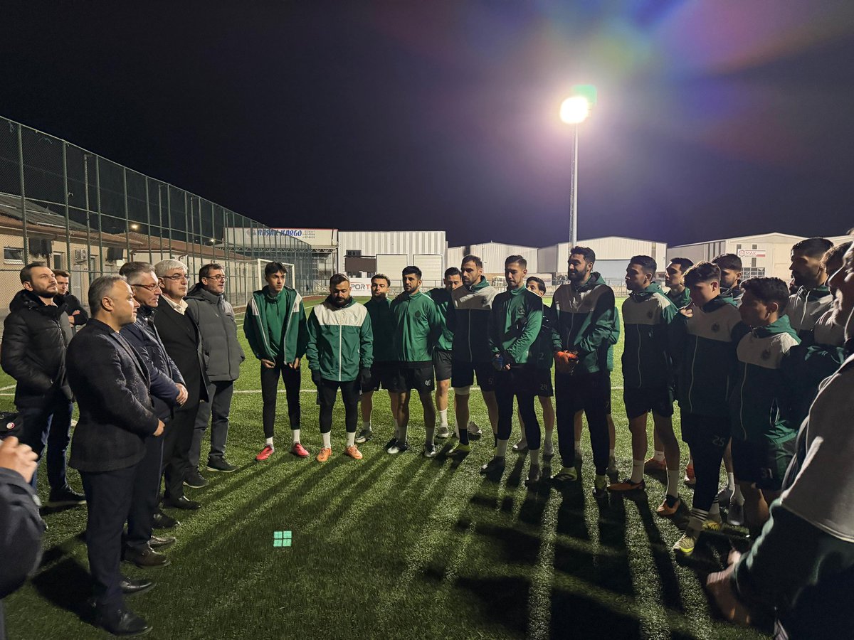 avakifdemirci's tweet photo. İlçe Yönetim Kurulu üyelerimiz ile birlikte Karatay Belediyespor Futbol Takımımızı, play-off maçları mücadelesi sonucunda Süper Amatör Lig yolunda verecekleri zorlu mücadele öncesinde moral ve motivasyon vermek amacıyla Mehmet Oktut Tesisleri’nde ziyaret ettik.

Azimleri, inançları ve sahaya yansıttıkları mücadele ruhuyla Karatay’ımızın gururu olan takımımıza yürekten başarılar diliyoruz.

Karatay’da sporun ve sporcunun her zaman yanında olmaya devam edeceğiz.

@Karbelediyespor