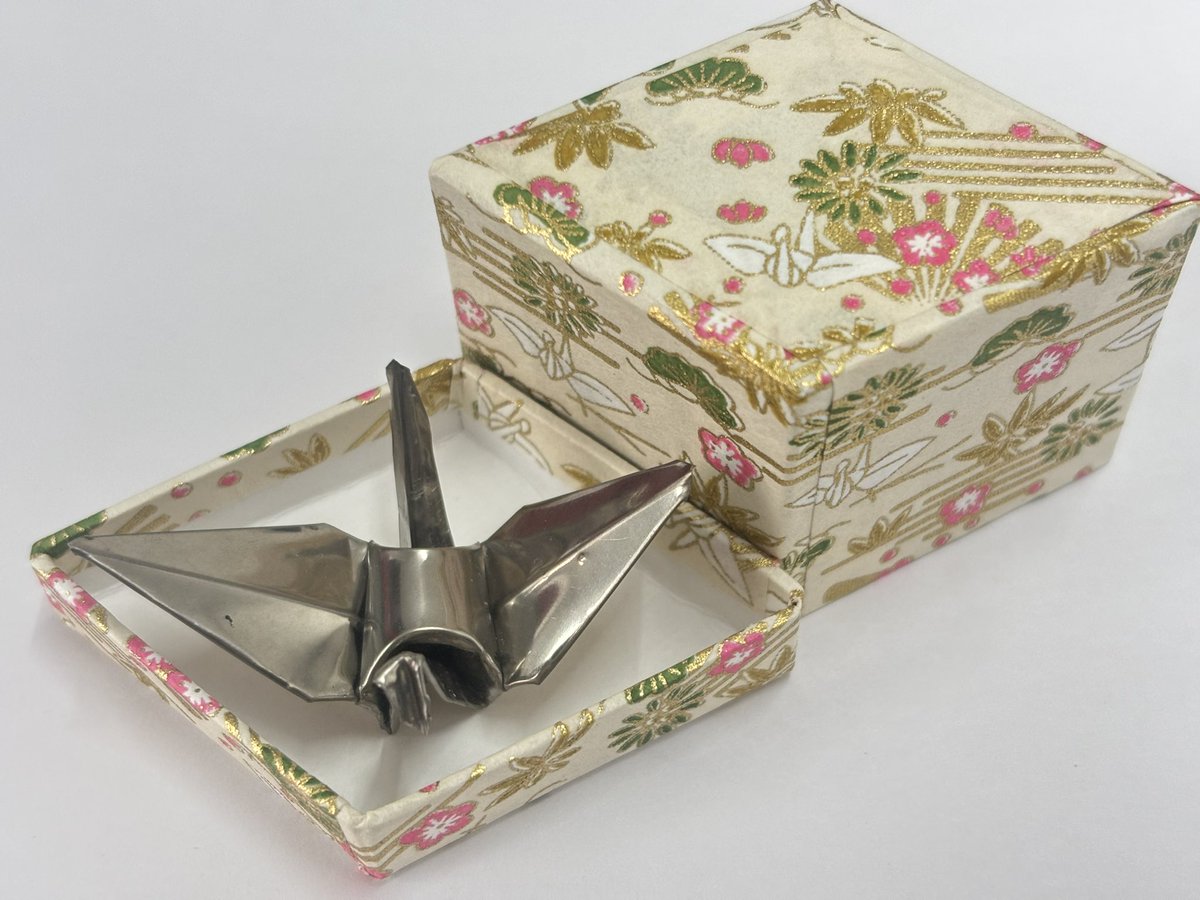 nakatakougyou's tweet photo. A titanium origami crane, handcrafted by a skilled Japanese architectural sheet metal artisan.
Presented in a beautiful diamond-shaped box — all made in Kyoto.
A small gift that carries a strong, profound wish from the heart.
#OrigamiCrane #TitaniumArt #MadeInKyoto #JapaneseCraftsmanshi