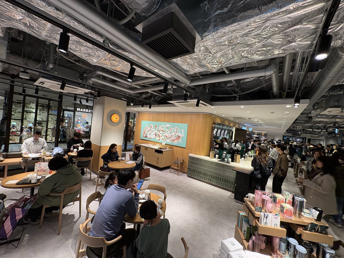 ingxflattail's tweet photo. 大井町トラックスオープン！
中規模モールで飲食〜スーパー〜映画館と地元密着系でいい感じ。
元々、多様性あった大井町に➕αコンテンツが追加された👌
ただ　TSUTAYAスタバは、前の大崎の雰囲気ではないのが残念😢
17時現在も混んでるなー
#大井町　#街開き  #大井町TRACKS https://t.co/QWu0b80hRK