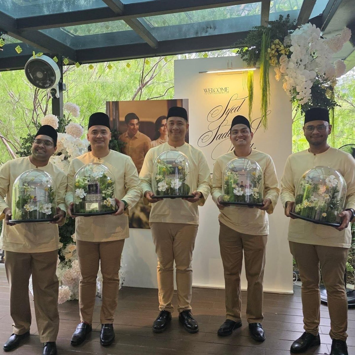 Hantaran pertunangan YB Syed Saddiq bertemakan masa depan.

1. Cincin pertunangan
2. Simpanan ASNB kepada Bella Astillah
3. Simpanan Tabung Haji kepada Bella Astillah
4. SSPN kepada Ayden
5. SSPN kepada Ara

Alhamdulillah. Majlis dah selesai. Saddiq kini tunangan orang.❤️