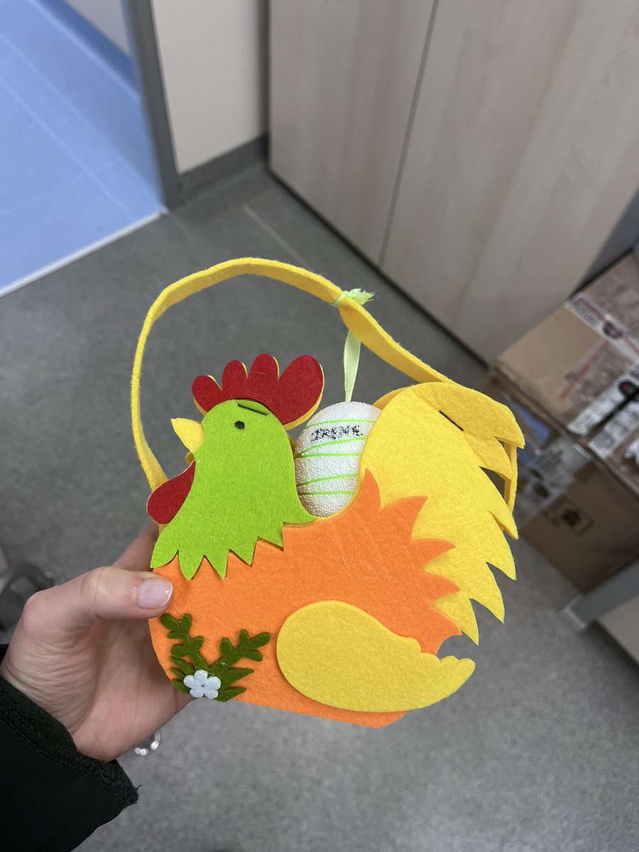 dobrevahs's tweet photo. Volevo farvi vedere questo regalo di Pasqua fatto da una mia collega: un gallo di PANNOLENCI con i biscottini dentro @EdoardoZaggia @AlbertoPots https://t.co/aSjpBgiciI