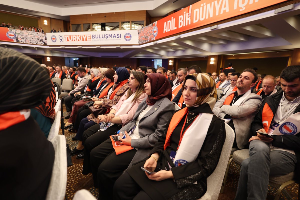 MemurSenKonf's tweet photo. “Terör bittiğinde kaynaklarımız kalkınmaya gider, refah olur. Birliğin güçlendiği Türkiye’de dirlik olur.”

Memur-Sen Genel Başkanı Ali Yalçın:

Biz aynı tarihin, aynı coğrafyanın, aynı kaderin çocuklarıyız; Türküyle, Kürdüyle, Arabıyla, Sünnisiyle, Alevisiyle bir milletiz.
Dün teröre karşı “yeter artık / edi bese” dedik. 
Bugün de yapay fay hatlarını boşa çıkarmak için, hep birlikte “TERÖRSÜZ TÜRKİYE” diyoruz.
Çünkü biliyoruz ki; vatanın bütünlüğünün teminatı sarsılmaz birliktir. Birliği bozacak her şey bütünlüğü tehdit eder. 
Çünkü biliyoruz ki; terör bittiğinde kaynaklarımız kalkınmaya gider, refah olur. Birliğin güçlendiği Türkiye’de dirlik olur, 
Yarım asırlık kuşatma kırılır, yüz yıllık kanlı plan çöpe atılır. Ne analar ağlar ne de gençler solar.
Gazeteciliği Soros’tan talimatla, siyaseti Batı’dan icazetle yapan, Siyonistlerin soy soylayıp, Amerika’nın boy boyladığı “istemezükçülere” rağmen;
“Libya’da, Suriye’de, Irak’ta ne işimiz var”, diye höykürenlere,
Milli savaş uçağına “kalorifer peteği” diyenlere,
“Sinop’ta füze denemesi yapmayın balıkları ürkütüyorsunuz”, diyen sığ kafalara rağmen
Bu millet, belini büken bütün yüklerden kurtulacak, buna inanıyoruz. 

#GüçlüMemurGüçlüTürkiye
#TürkiyeBuluşması