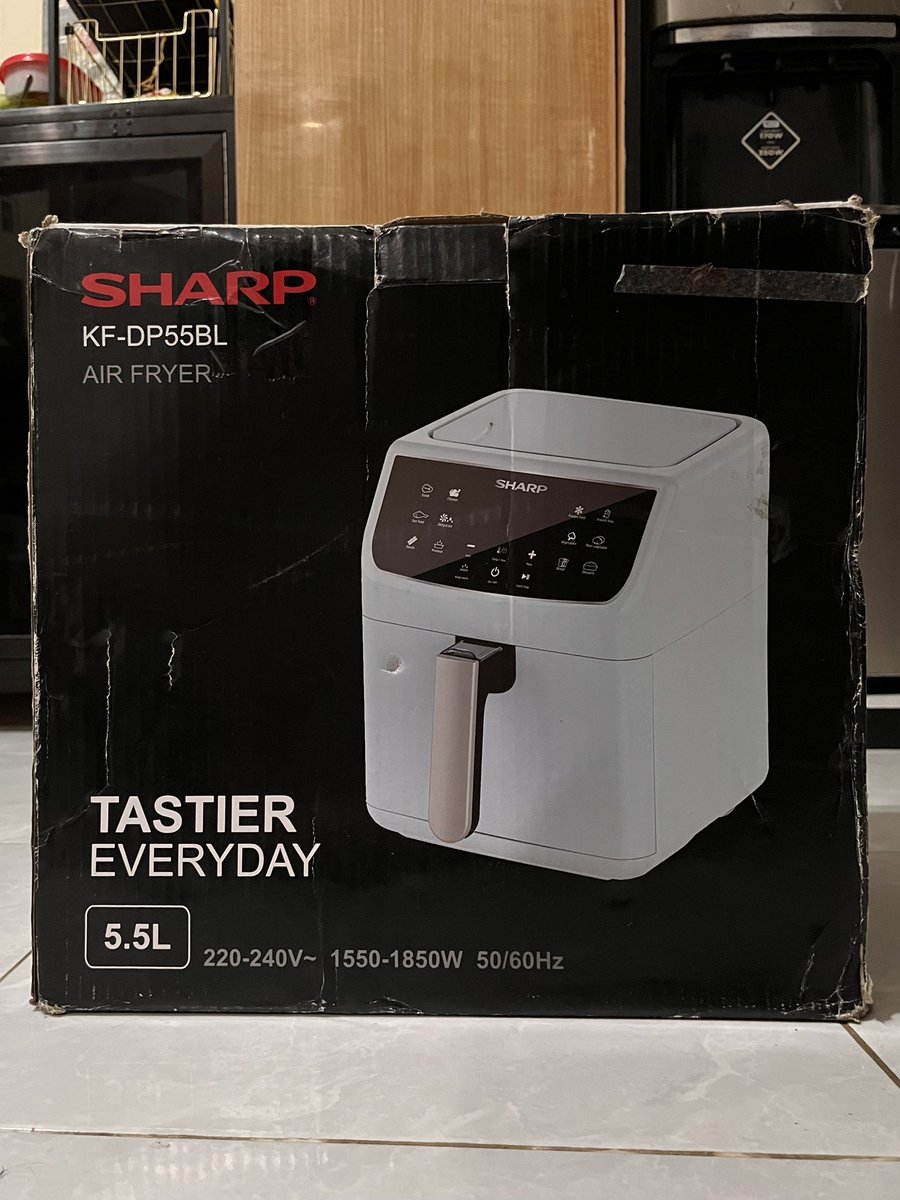 25O7O2's tweet photo. Dijual butuh cepat Air Fryer SHARP KF-DP55BL

Belum pernah dipakai sama sekali. Hanya buka kardus.
Harga 1.000.000 boleh nego
COD daerah Cebongan/Sleman atau sesuai kesepakatan 

Minat DM 
#zonauangㅤ https://t.co/FCl4W0LfEL