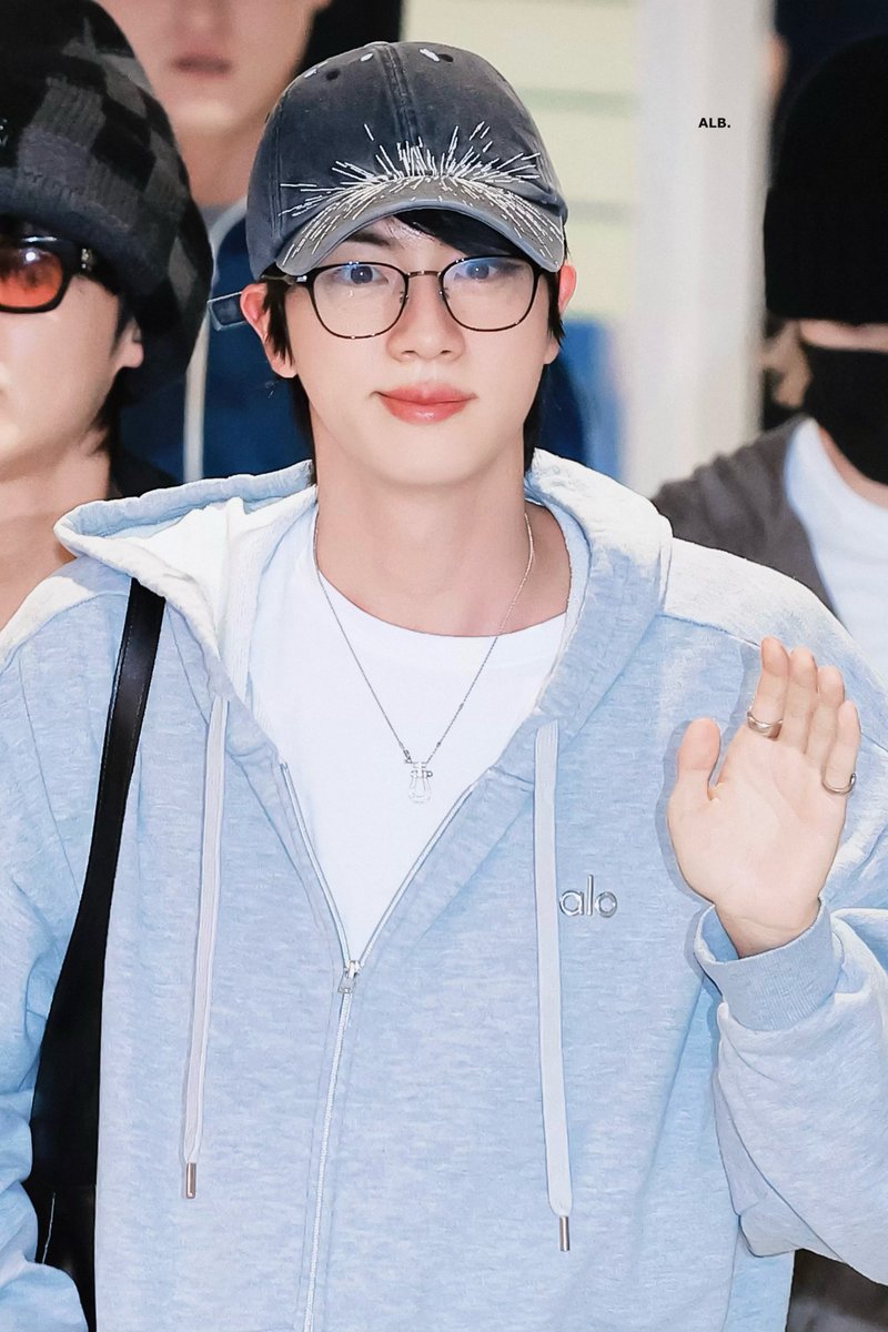 A LITTLE BRAVER 🐬 tweet media