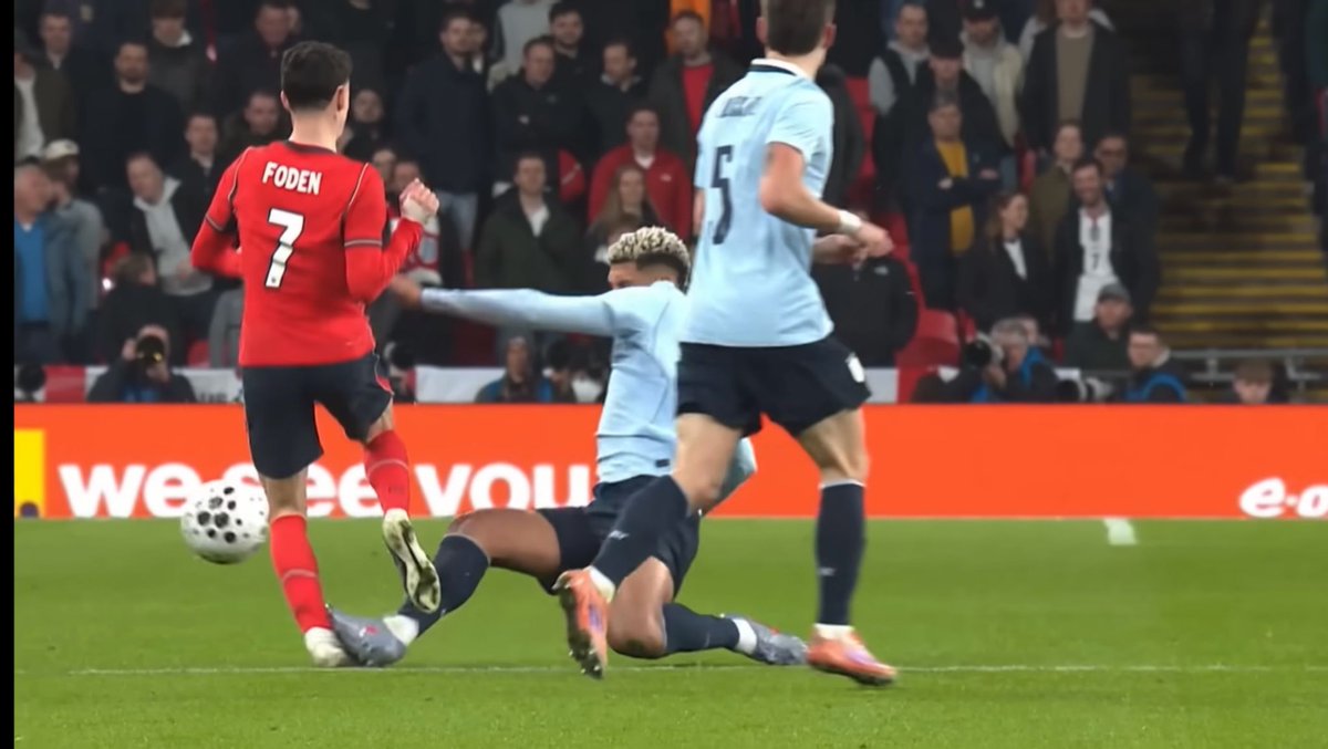 SchiriGef's tweet photo. Beim Spiel 🏴England-Uruguay🇺🇾 stand Sven #Jablonski gleich mehrmals im Mittelpunkt. Zunächst beleuchten wir die Szene um Ronald Araujo und dessen Foul an Phil Foden:
Araujo trifft zunächst sauber (also ohne vorher den Gegner zu treffen) den Ball,
1/6
#ENGURU https://t.co/jhZLyVu7pt