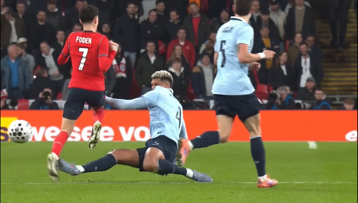 SchiriGef's tweet photo. Beim Spiel 🏴England-Uruguay🇺🇾 stand Sven #Jablonski gleich mehrmals im Mittelpunkt. Zunächst beleuchten wir die Szene um Ronald Araujo und dessen Foul an Phil Foden:
Araujo trifft zunächst sauber (also ohne vorher den Gegner zu treffen) den Ball,
1/6
#ENGURU https://t.co/jhZLyVu7pt