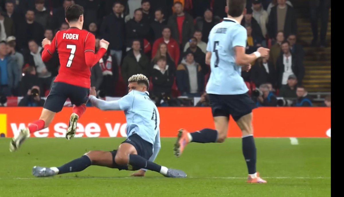 SchiriGef's tweet photo. Beim Spiel 🏴England-Uruguay🇺🇾 stand Sven #Jablonski gleich mehrmals im Mittelpunkt. Zunächst beleuchten wir die Szene um Ronald Araujo und dessen Foul an Phil Foden:
Araujo trifft zunächst sauber (also ohne vorher den Gegner zu treffen) den Ball,
1/6
#ENGURU https://t.co/jhZLyVu7pt