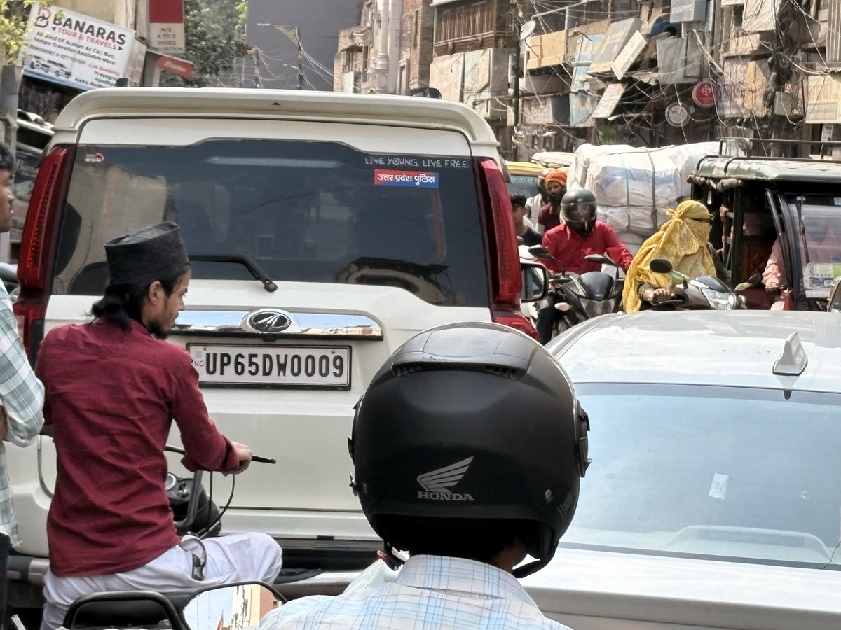 ankitvns25's tweet photo. यूपी पुलिस लिखी स्कार्पियों बनी जाम का कारण 

स्थान- सोनारपुरा से भेलूपुर मार्ग, थाने से करीब 200 मीटर की दूरी पर 

इनका चालान होगा @varanasipolice 

दिनांक-28/3/2026, 14.25 pm 

@deo_varanasi @varanasipolice @VnsDcp @ACPBhelupurVNS @varanasitraffic https://t.co/NDfQTEI7P3