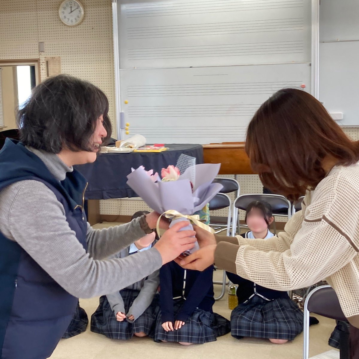 ymmc_ob's tweet photo. 今年度をもって、音楽部顧問の東原理恵子先生が四日市南高校を離任されるとなりました。
東原先生は2013年に四日市南高校に赴任。藤波厚先生と共に顧問に就任され、13年の永きに亘ってご指導くださいました。
28日の練習では「東原世代」の皆で感謝を込めて「仰げば尊し」の合唱をプレゼントしました✨ https://t.co/xHJCc2TK5B