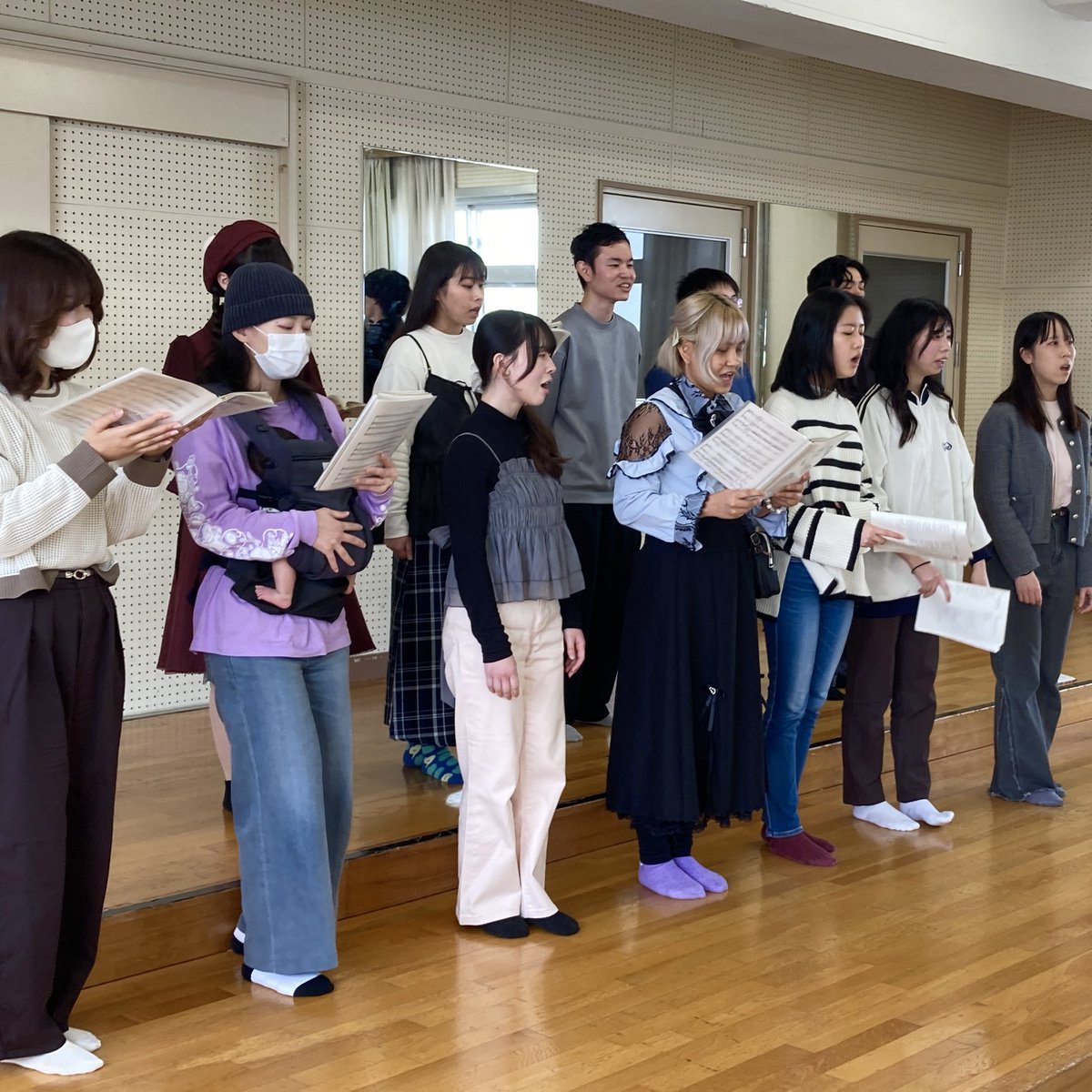 ymmc_ob's tweet photo. 今年度をもって、音楽部顧問の東原理恵子先生が四日市南高校を離任されるとなりました。
東原先生は2013年に四日市南高校に赴任。藤波厚先生と共に顧問に就任され、13年の永きに亘ってご指導くださいました。
28日の練習では「東原世代」の皆で感謝を込めて「仰げば尊し」の合唱をプレゼントしました✨ https://t.co/xHJCc2TK5B