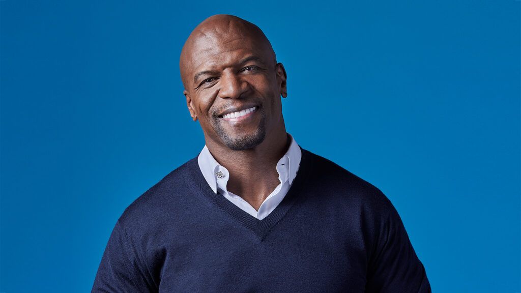 ankorinclan's tweet photo. Dijo una vez Terry Crews: “Uno de mis primeros recuerdos fue ver a mi madre desmayada en el suelo, tras un g*lpe de mi padre. Yo tenía cinco años. Él la miró y dijo: ‘Mira lo que me obligaste a hacer’. Aprendí que el miedo a veces se disfraza de amor. Mientras Flint, mi ciudad, se caía a pedazos por la pobreza y las drogas, yo encontraba consuelo en el arte, dibujando para no romperme. El fútbol me dio fuerza, disciplina, dirección. Y entendí que escapar del dolor no era suficiente: había que convertirlo en poder. Esa fue mi forma de sobrevivir… y de sanar.”