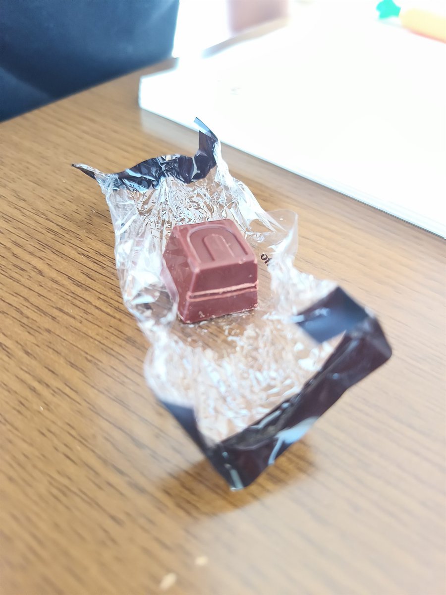 speedeepsjp's tweet photo. 横線入っていた。なんでだろ。
#アルファベットチョコレート https://t.co/8LnrClYmq6