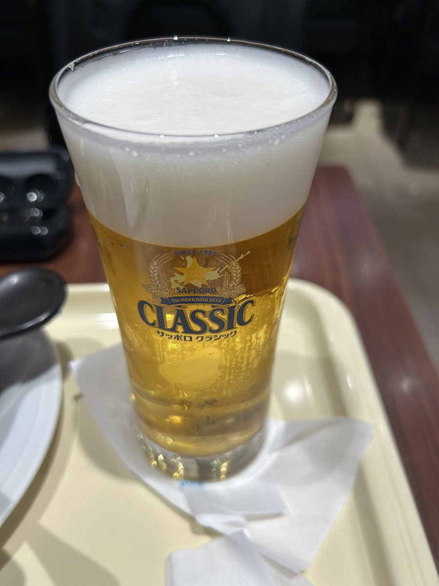 pen7so's tweet photo. ドトールなう
隣の席のマルチ商法の話をツマミに飲むビールが美味すぎる https://t.co/rQpiSkLZcl
