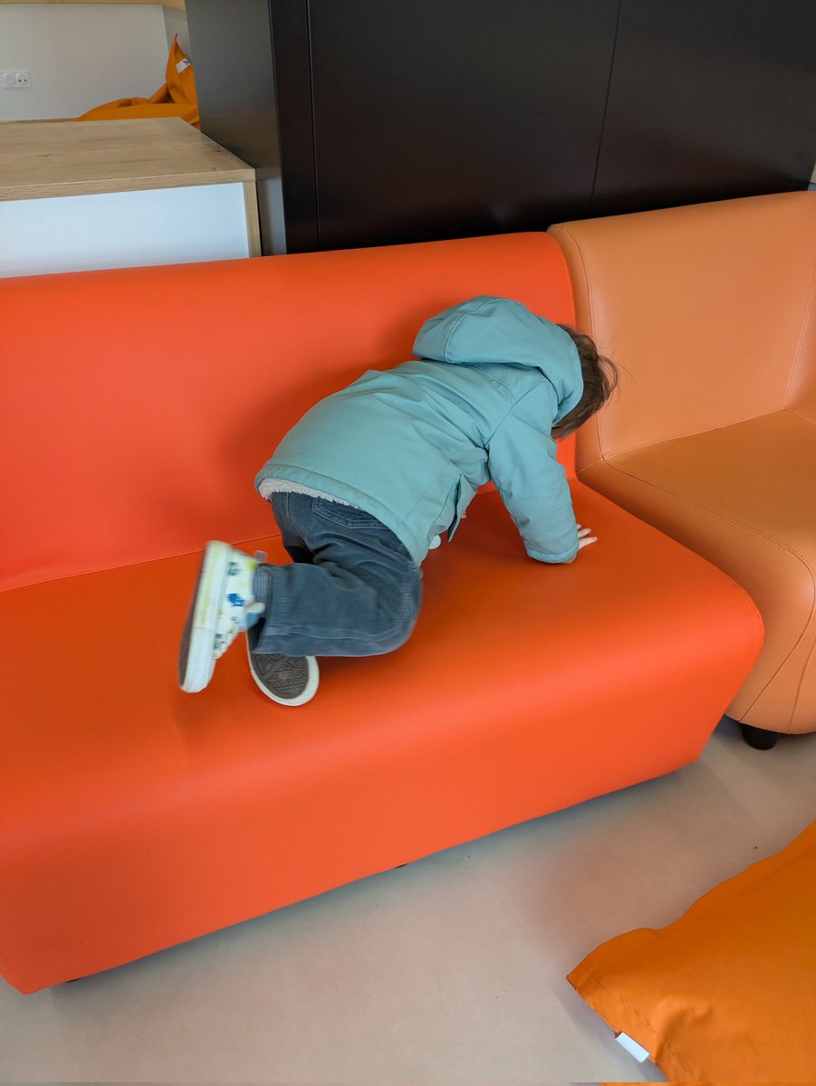 Hier soir, les enfants et moi avons découvert le tout nouveau collège Racine. Ils se sont mis à l'aise (en laissant le collège propre, je précise !). C'est un très bel établissement, comme il devrait en exister partout ! 
Un plaisir de revoir d'anciens collègues.