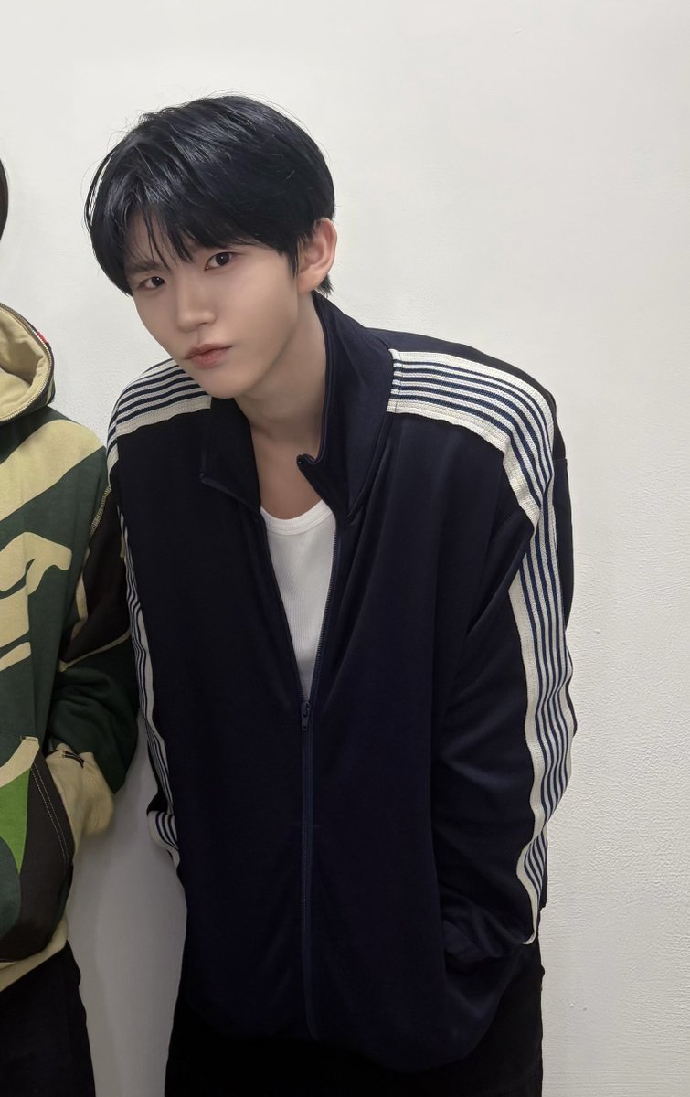 dyfashion_0621's tweet photo. 260328 공식 트위터

Jacket
- 토피(TOFFEE)
사이드 라인 트랙 자켓 (NAVY)
₩ 69,000

#대영 #재희 #JAEHEE #ジェヒ #NCTWISH https://t.co/7bHk1Xuu3v