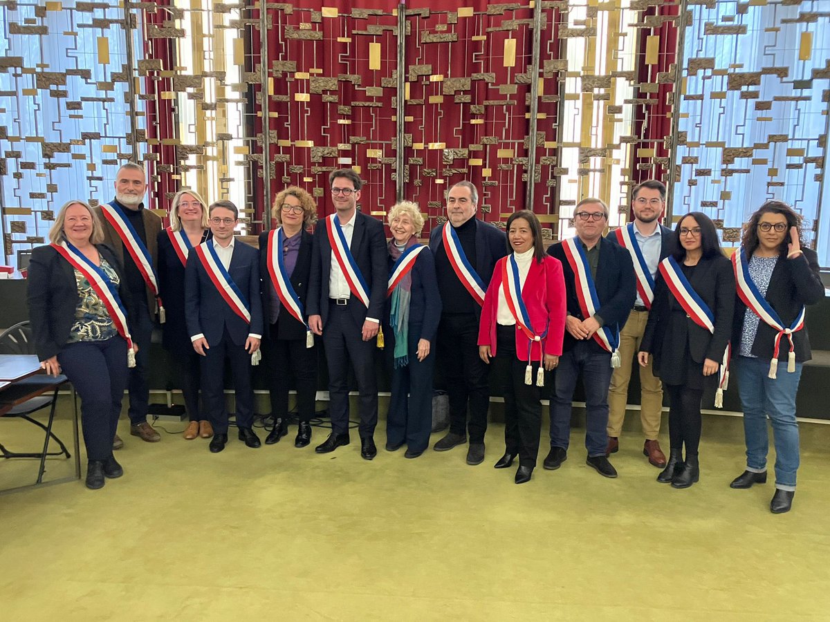 VRasseLambrecq's tweet photo. 💬🇫🇷 Très honoré et fier de devenir adjoint au maire chargé des quartiers Ouest de #Rouen, maintenant aussi chargé des affaires militaires et des anciens combattants. Merci à @NicolasMayerNMR pour sa confiance. Le travail de terrain continue avec vous au quotidien ! https://t.co/d3fIw5n390