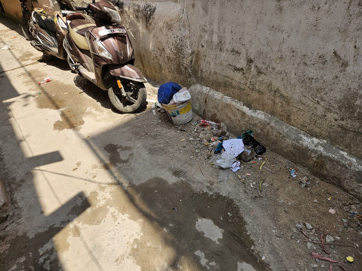 citizenwatcher0's tweet photo. @GHMCOnline @CommissionrGHMC  
Location: Arab Galli,  Pathar Ka Makan, Dabeerpura 500023. 

Garbage collectors don't do anything nor the sweeper who is always looking to ask money but don't want to do their jobs. 

@revanth_anumula Please implement strict action plan for old city https://t.co/9O2XzstJan