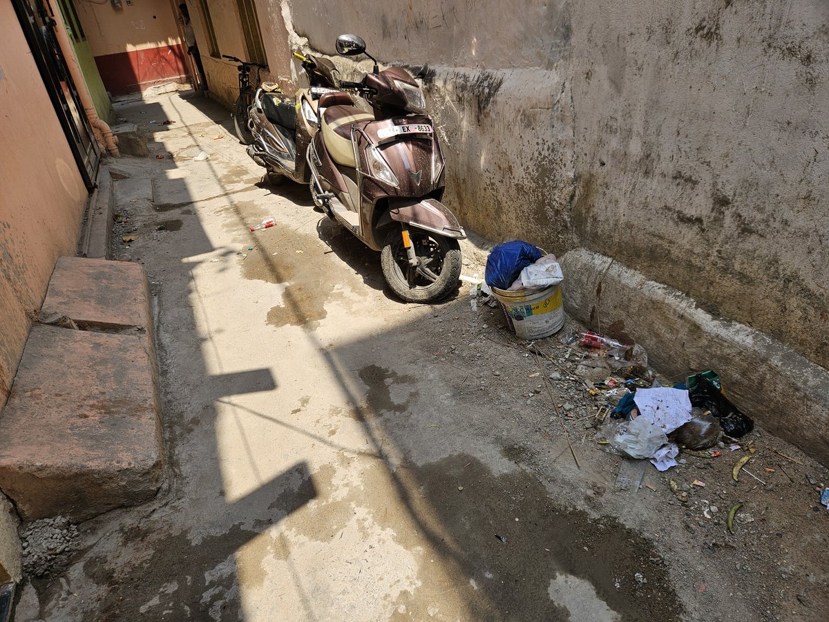 citizenwatcher0's tweet photo. @GHMCOnline @CommissionrGHMC  
Location: Arab Galli,  Pathar Ka Makan, Dabeerpura 500023. 

Garbage collectors don't do anything nor the sweeper who is always looking to ask money but don't want to do their jobs. 

@revanth_anumula Please implement strict action plan for old city https://t.co/9O2XzstJan