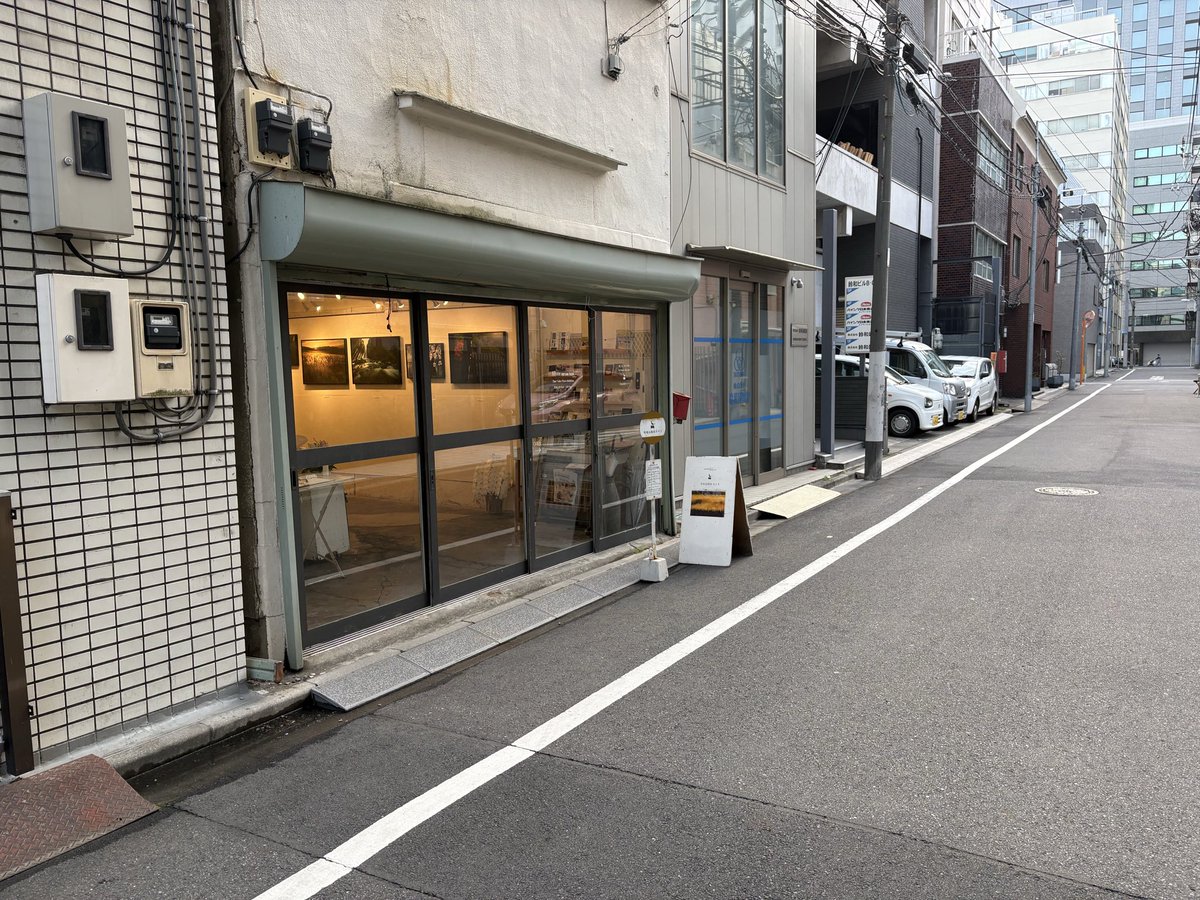 jidaiya369dou's tweet image. JR浅草橋駅徒歩5分の写真企画室ホトリへ行ってきました。虎谷泰輔さんの写真展「Alone」にお伺いしました。1階は穏やかな風景で心ほどける空間、2階はあずりなさんの多彩な表情が楽しめるポートレート空間です。最終日3/29（日）18時まで
#虎谷泰輔 #TigerValley
#Alone #写真企画室ホトリ
@azurina_cc