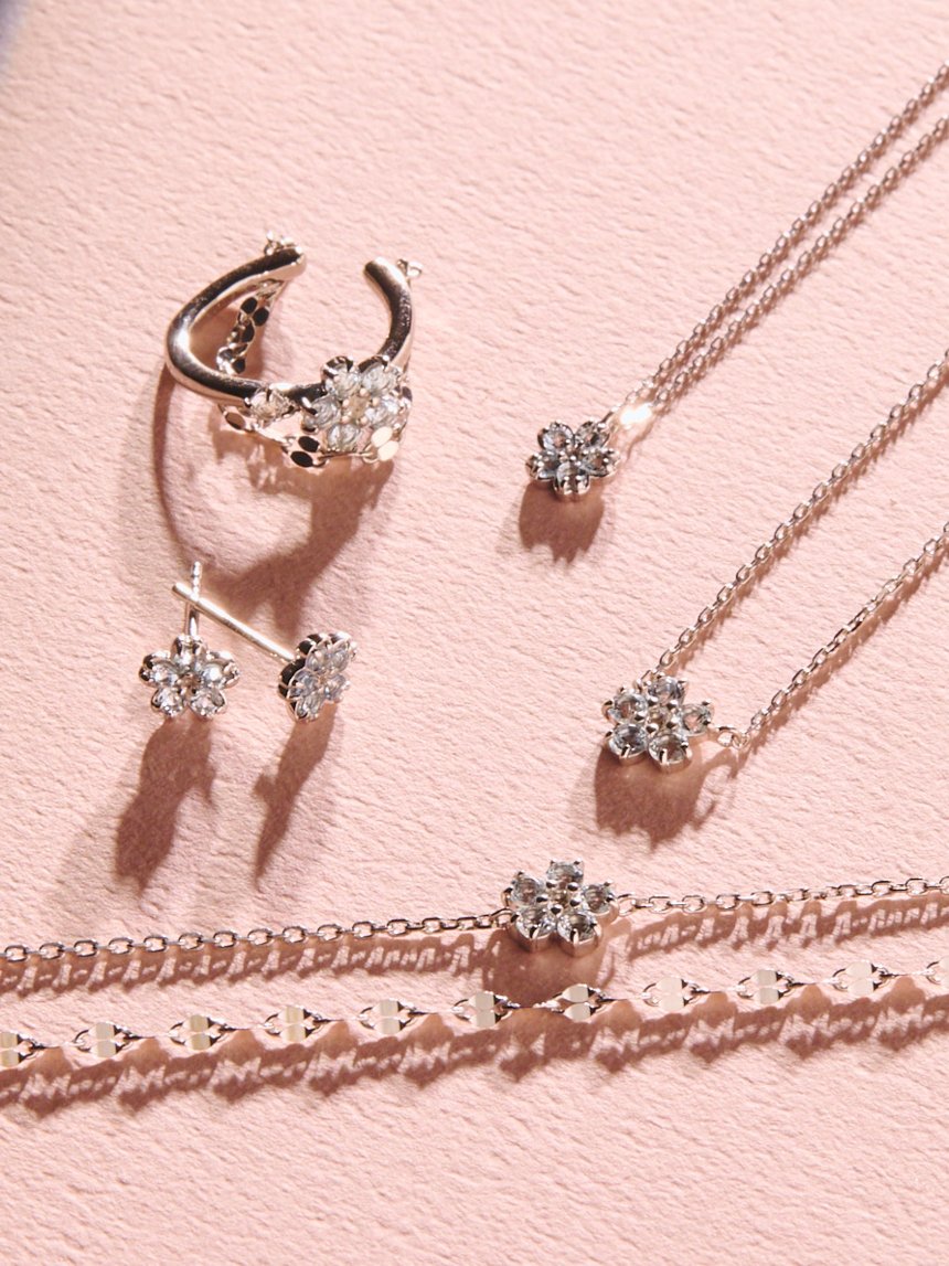 4c_jewelry's tweet photo. ネモフィラが主役のジュエリー。アクアマリンとホワイトトパーズで、小花を表現。ネックレス、ピアス、イヤーカフ、ブレスレットが展開。
https://t.co/LPF1F0dWPS https://t.co/yAqb8JAJ8y