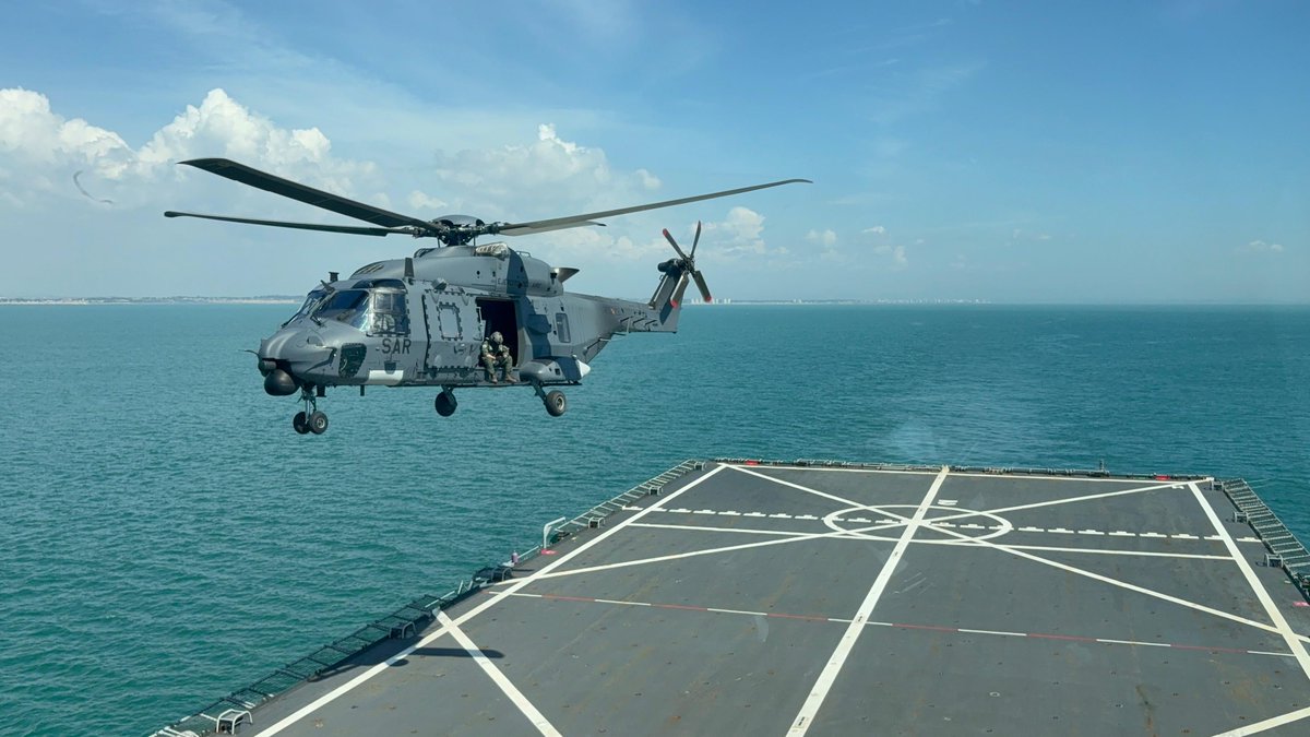 Armada_esp's tweet image. ⚓️🇪🇸En el ejercicio GIHFAS, la #Armada con el BAA Galicia y el @EjercitoAire han cooperado para la elaboración de las cartas de viento del #NH90.

💪🤝🏻Cooperación, precisión y capacidad conjunta al servicio de la misión.

#SomosLaArmada @AirbusHeli