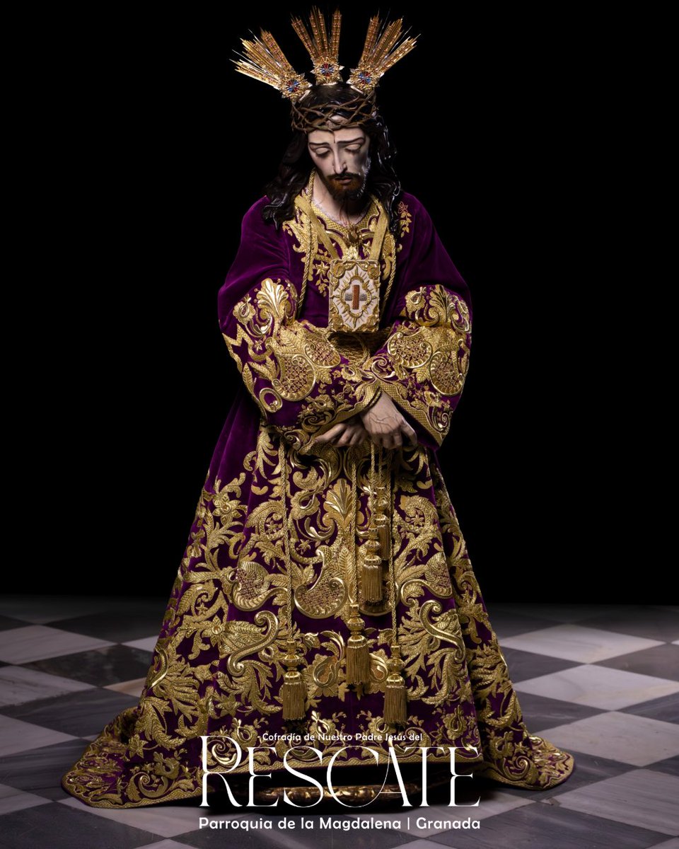 #CambiodeVestimenta | En este Sábado de Pasión, jornada en la que tiene lugar la ofrenda floral, Nuestro Padre Jesús del Rescate se presenta revestido con la túnica del Centenario, que se estrena en este año.