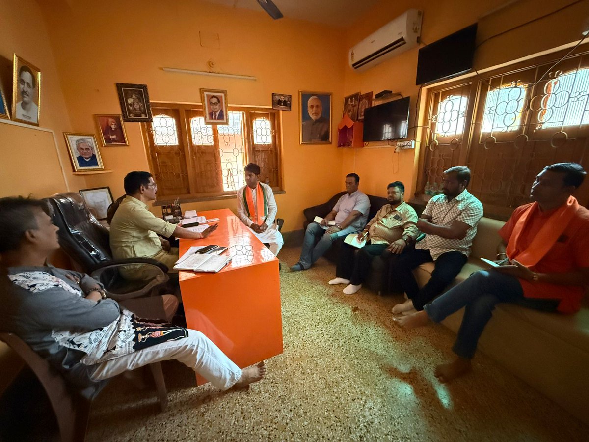 siddharthanbjp's tweet photo. दक्षिण कोलकाता जिले के मेटियाबुरूज विधानसभा एवं कसाब विधानसभा की छोटी टोली की बैठक में संगठनात्मक विषयों पर विस्तृत एवं सार्थक चर्चा की गई। https://t.co/iaJcUECYRI