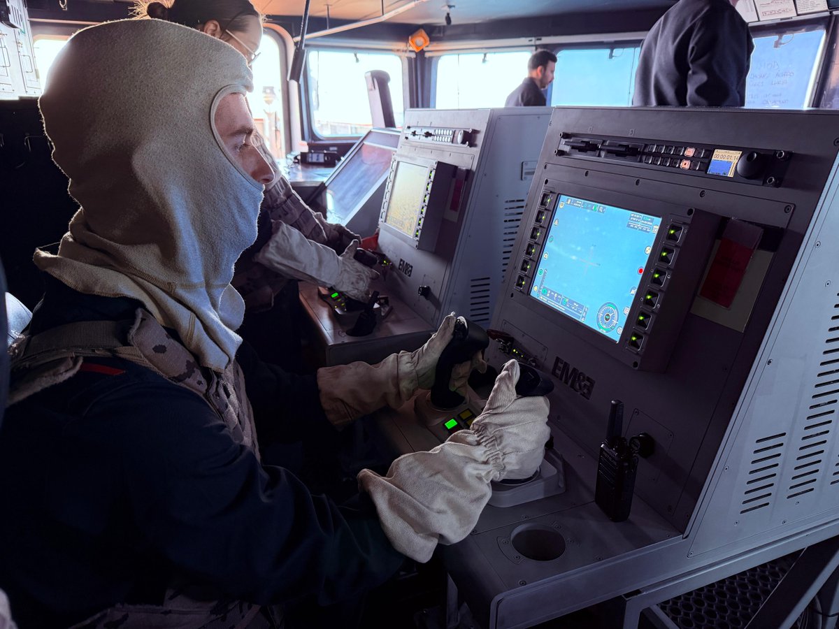 Armada_esp's tweet image. ⚓️🇪🇸En el ejercicio GIHFAS, la #Armada con el BAA Galicia y el @EjercitoAire han cooperado para la elaboración de las cartas de viento del #NH90.

💪🤝🏻Cooperación, precisión y capacidad conjunta al servicio de la misión.

#SomosLaArmada @AirbusHeli