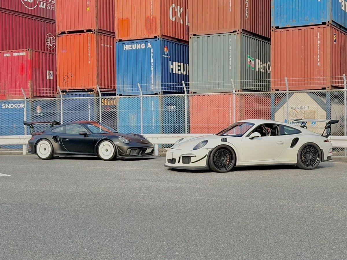 chitamaru4's tweet photo. Porsche 991.2 GT3 RS

Xを放置してたぜ、最近。
花粉のせいだ花粉‼︎

さて、2台のRS、たまらん。
ホイールも同じメーカー、Aulleria。
ようやく2台まとめて写真。

俺、このスポークタイプにしたかった😂
カッコ良すぎる。
白のRSオーナーもカッコいいときた‼︎

白ホイールはCTM-01
黒のホイールはCNP-01

両方個性があってカッコいい。

最近、断捨離しまくってて色々所有車を売りに出してますが、こんな仕様無いって思った車をまた買ってしまいました、、、😱
アホの極みを追求してます。

来月中旬くらいには納車予定。
それもホイール入れてカッコよく弄ります👌

M5ツーリングは来週末くらいにホイールもエアロも全部付いて返ってきてくれると最高だなー😀