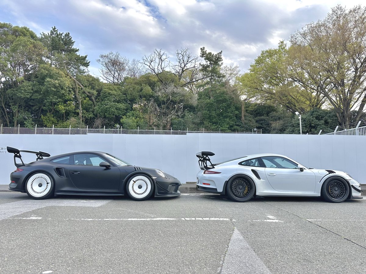 chitamaru4's tweet photo. Porsche 991.2 GT3 RS

Xを放置してたぜ、最近。
花粉のせいだ花粉‼︎

さて、2台のRS、たまらん。
ホイールも同じメーカー、Aulleria。
ようやく2台まとめて写真。

俺、このスポークタイプにしたかった😂
カッコ良すぎる。
白のRSオーナーもカッコいいときた‼︎

白ホイールはCTM-01
黒のホイールはCNP-01

両方個性があってカッコいい。

最近、断捨離しまくってて色々所有車を売りに出してますが、こんな仕様無いって思った車をまた買ってしまいました、、、😱
アホの極みを追求してます。

来月中旬くらいには納車予定。
それもホイール入れてカッコよく弄ります👌

M5ツーリングは来週末くらいにホイールもエアロも全部付いて返ってきてくれると最高だなー😀
