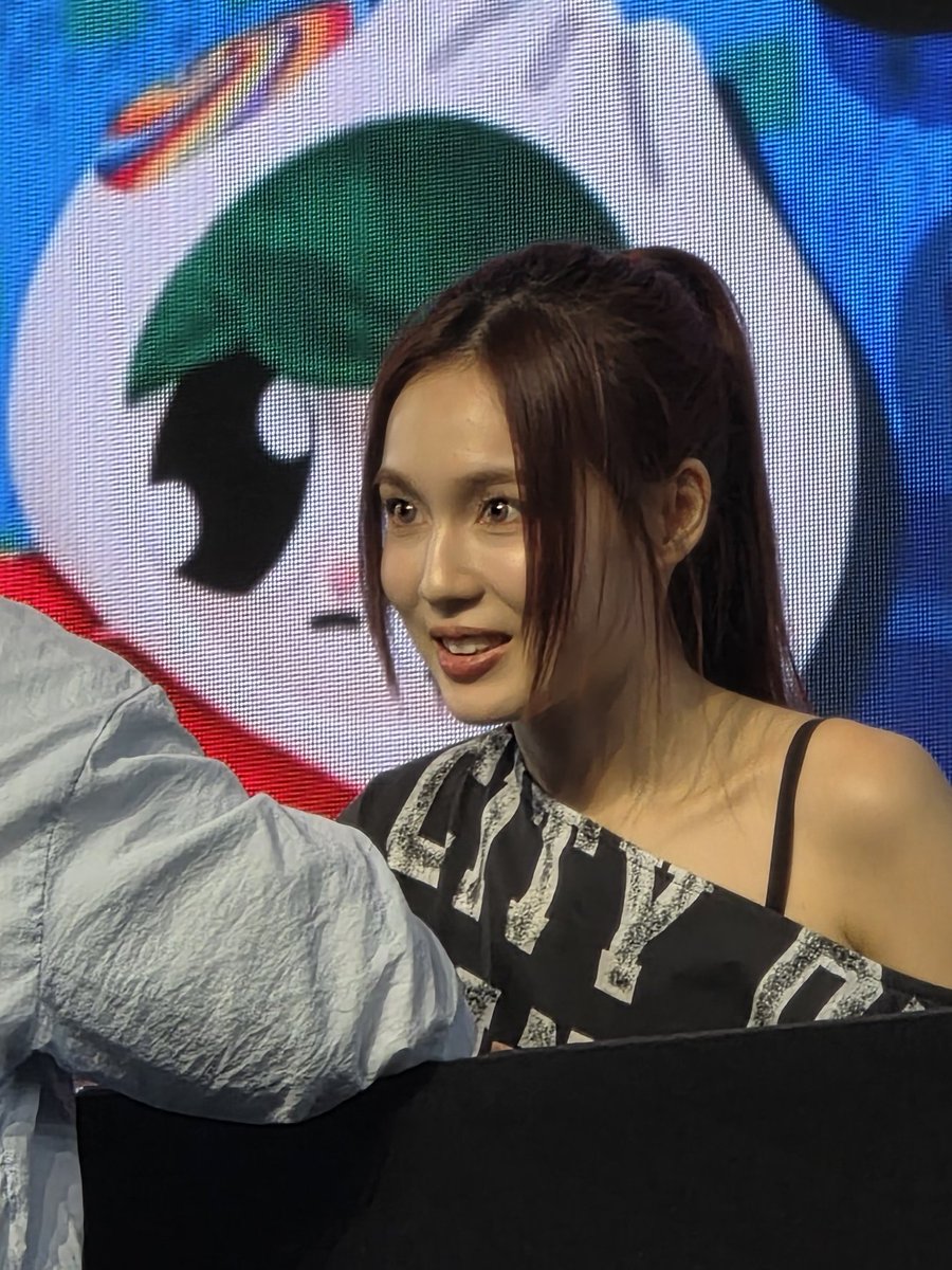 ถามน้องเลิฟว่า คิดว่า ตอนนี้ตัวเองเหมือนกอหญ้ากี่% 

💖: 60% 
:ทำไมอะ
💖: ไม่รู้อะ คิดว่าจริต การแต่งตัว 

ชีน้องเลิฟอีสกอหญ้าไปครึ่งตัวหน่อยๆ

MILKLOVE FANSIGN FNV26
#GMMTVFANIVAL2026xMilkLove