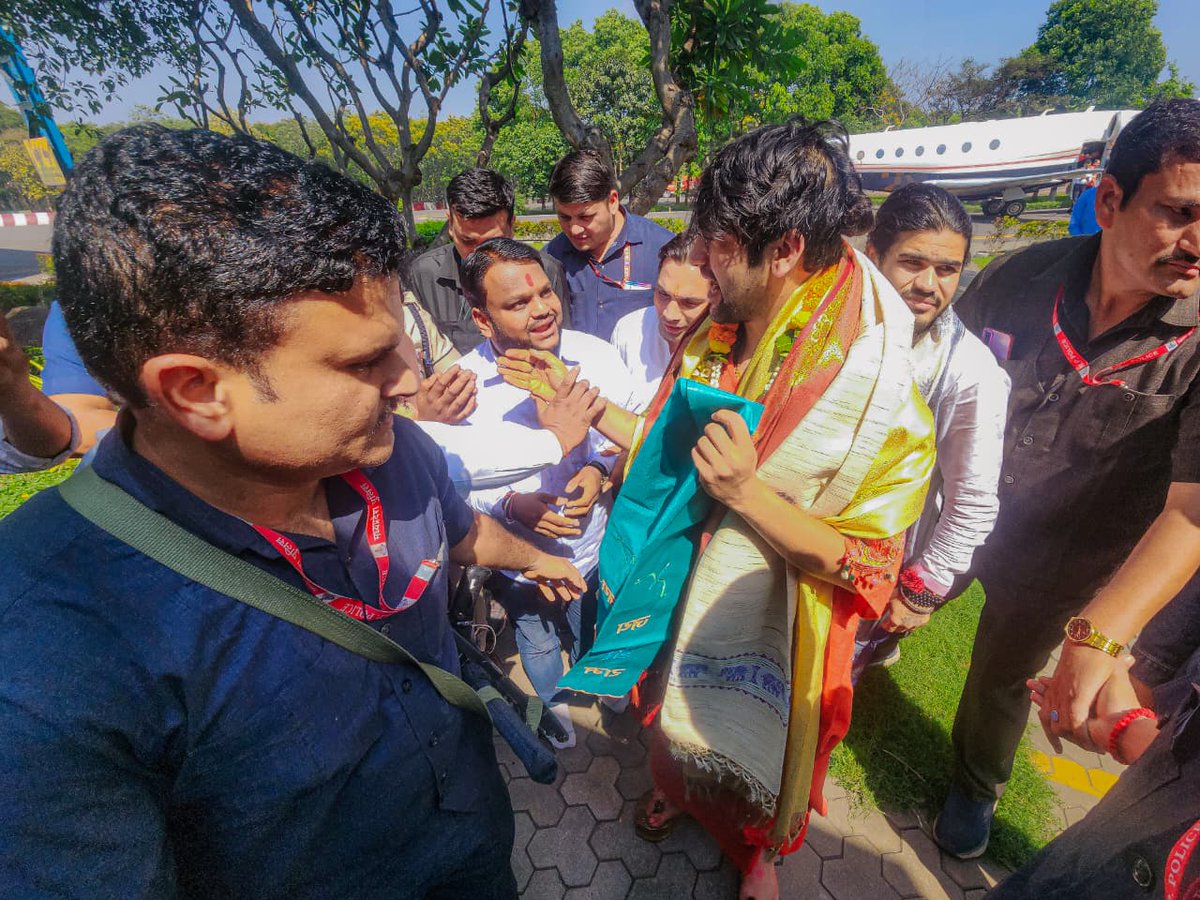 पूज्य सरकार आज छत्तीसगढ़ प्रवास पर रायगढ़ स्थित जिंदल एयरपोर्ट पहुँचे, जहाँ उनका भव्य स्वागत किया गया। कथा आयोजक एवं बागेश्वर परिवार छत्तीसगढ़ के सदस्य बसंत अग्रवाल जी ने दर्जनों श्रद्धालुओं के साथ पूज्य सरकार का पुष्पमालाओं से अभिनंदन कर आशीर्वाद प्राप्त किया। इस अवसर पर जिंदल