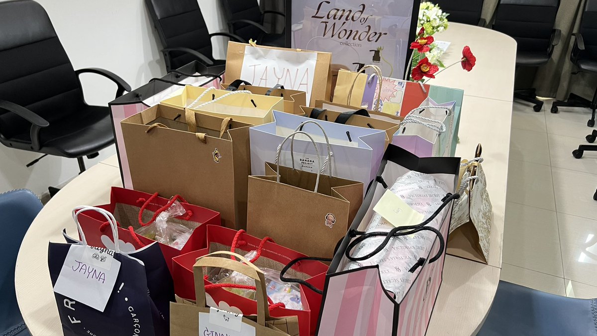 ของขวัญที่ทุกคนส่งมาให้จินเจ 
ทางทีมส่งมอบให้น้อง ๆ เรียบร้อยแล้วนะคะ 😍

GINJAY DETOXIFIED LOVE EVENT
#TrappingsCoxGinJay