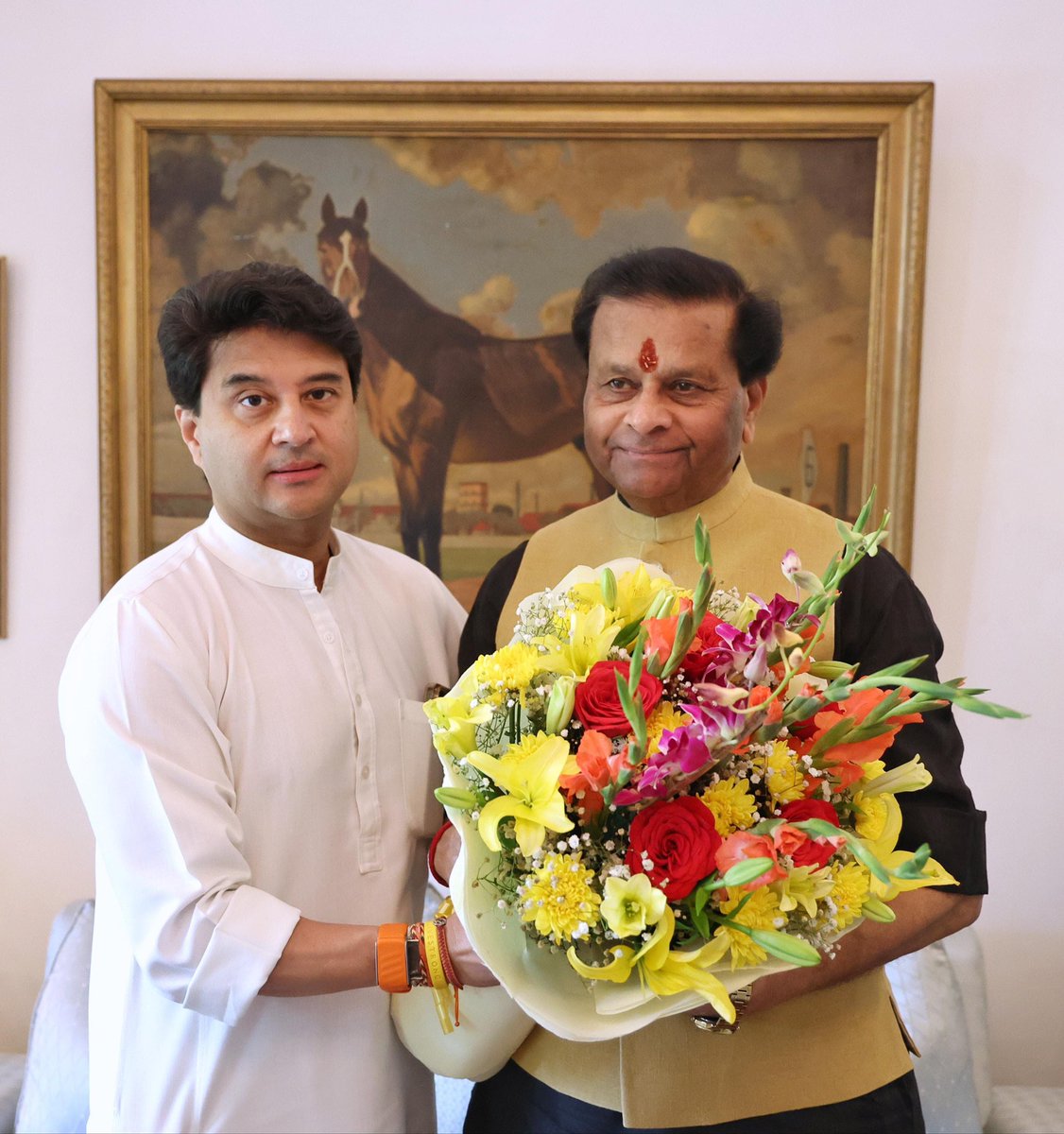 PawaiyaJai's tweet photo. आज नई दिल्ली प्रवास में भारत सरकार में संचार और पूर्वोत्तर क्षेत्र विकास मंत्री श्री @JM_Scindia जी से सौजन्य भेंट हुई ।
   वे अर्थशास्त्र के विद्यार्थी भी रहे हैं, इस नाते वित्तीय मामलों में उनके गंभीर अध्यन और अनुभव को साझा करने का सुखद संयोग भी रहा ।@blsanthosh @narendramodi https://t.co/ZLrK5ilVI6