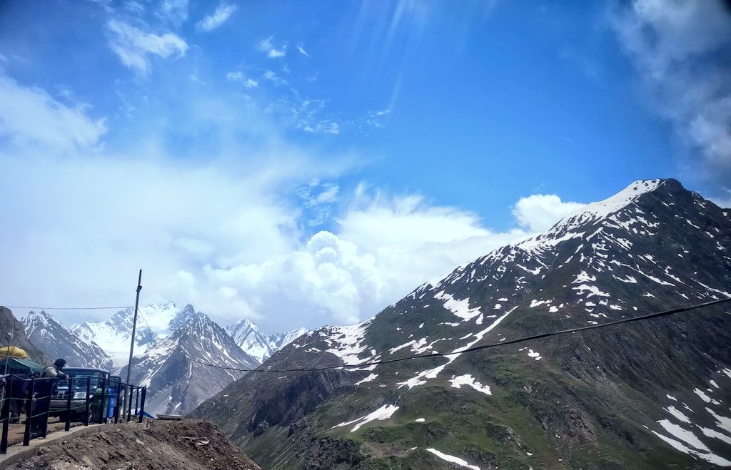 Tere_do_nainaaa's tweet image. Show me mountains with clouds!📸