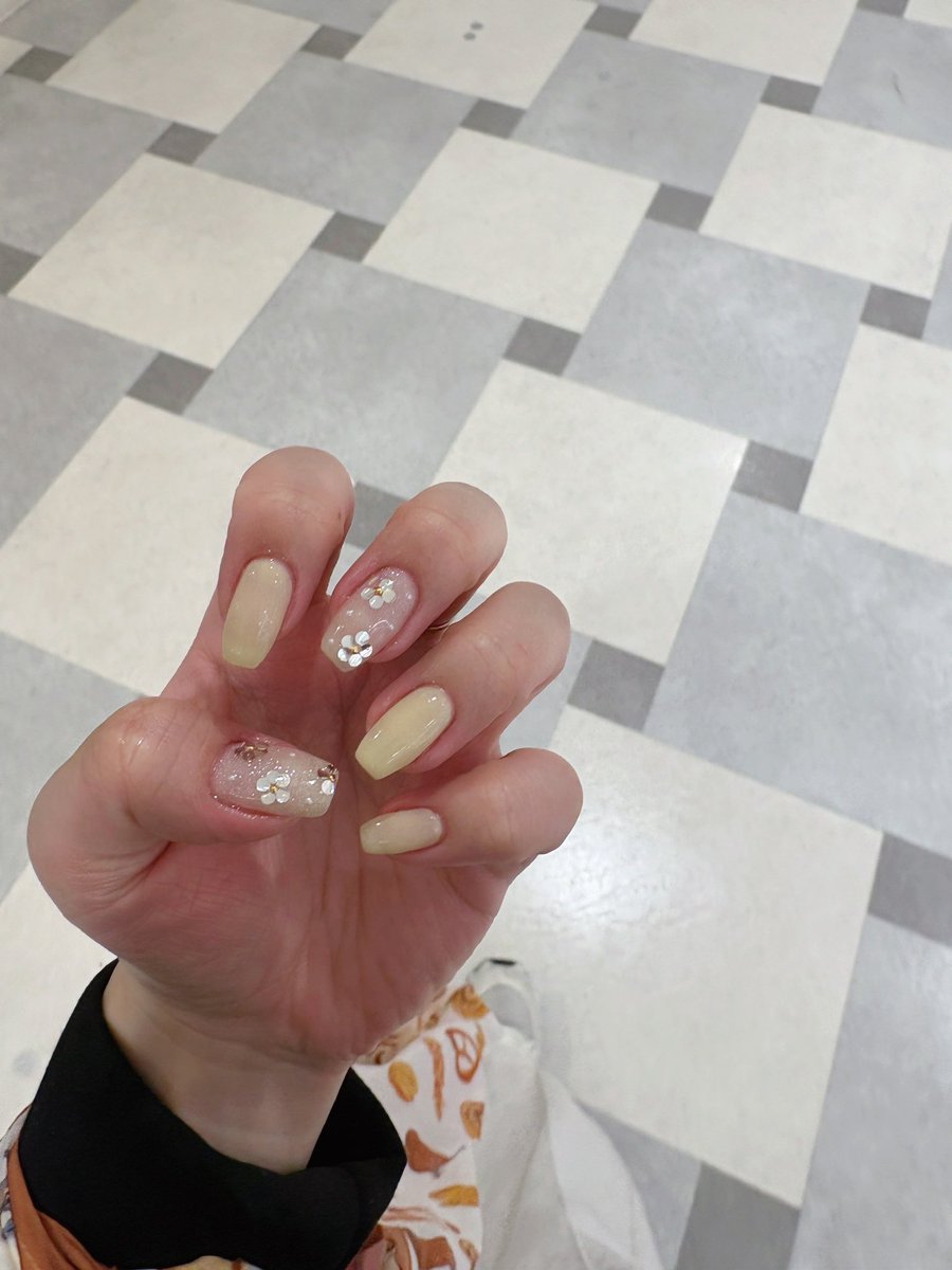 _mo__gu_'s tweet photo. ランチビュッフェと最近の爪🌸 https://t.co/l1nEB2jCfc