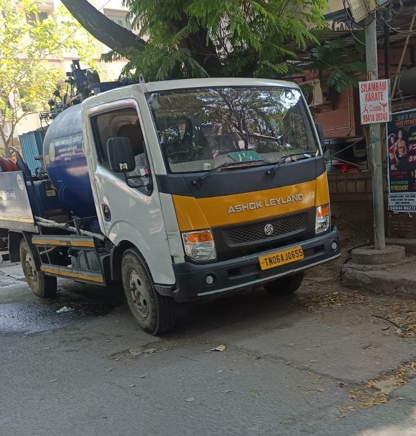 TennysonStephe6's tweet photo. Look at this @CHN_Metro_Water you don't seem to give a damn. Regular parking and nuisance by your vehicles on central school road Gill nagar ward 109. Have you instructed them to park wherever they wish to? Shouldn't they be at their depot? @ https://t.co/rIqR0f119v