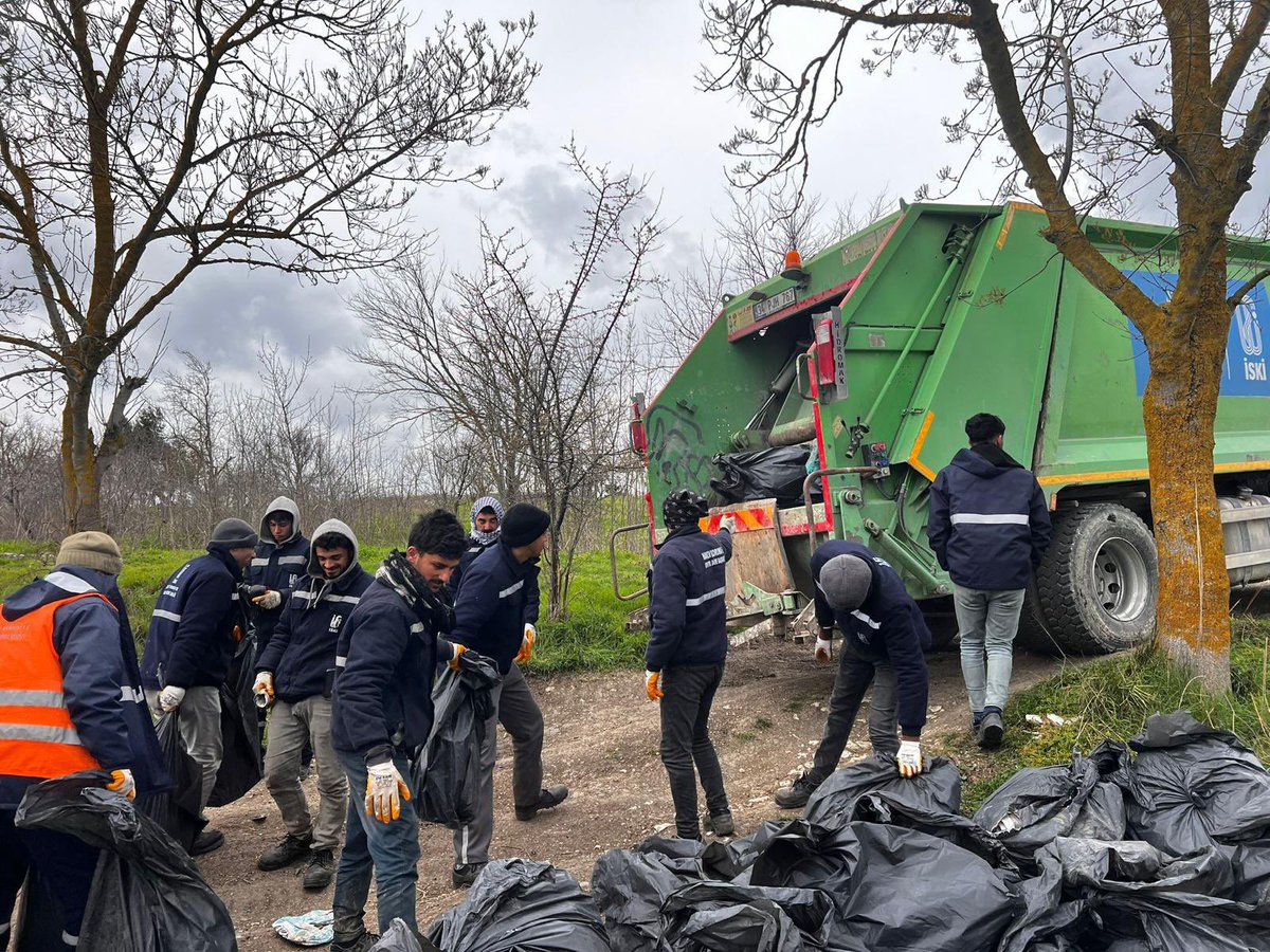 SafakBasa's tweet photo. Baraj havzalarımızdan tonlarca çöp topladık. Lütfen su kaynaklarımızı  kirletmeyelim, piknik yaptığımız yerlere çöplerimizi bırakmayalım. Su yoksa hayat yok! 💦 https://t.co/hSPE6fuBQf