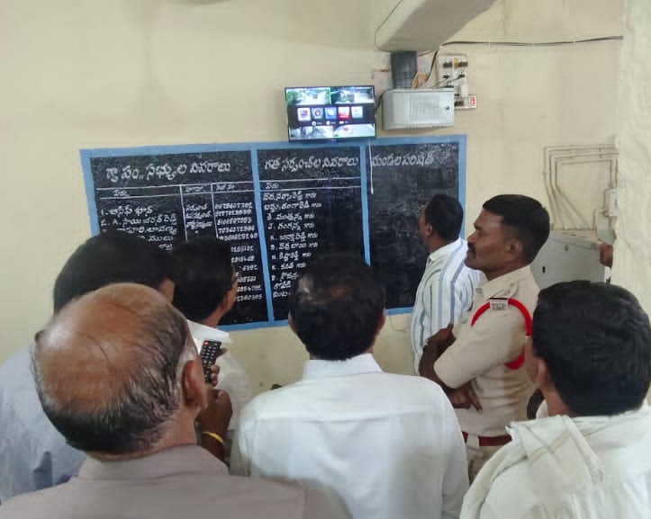 adilabad_sp's tweet image. 📹🚨 “1 CCTV = 100 personnel”

5 CCTV cameras inaugurated in Borigam village, Ichoda Mandal with community support 👏

SHO Bandari Raju: 24/7 surveillance helps prevent &amp;amp; detect crime

Together for a safer village 🤝

#AdilabadPolice #CCTV #SafeVillage #SmartPolicing #Community