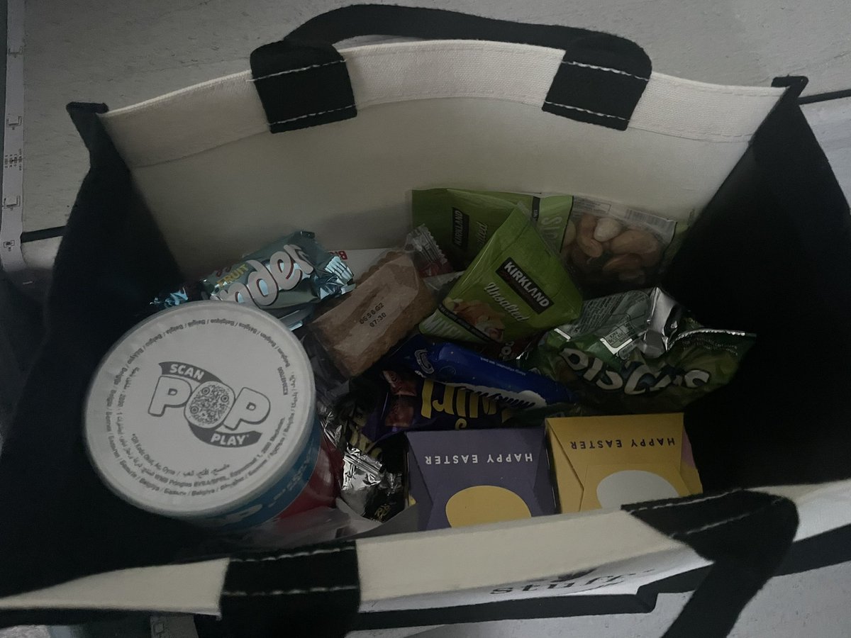 devereux1655's tweet image. Happy Saturday beautiful people -I’m very excited as today is the day- it’s “magic faraway tree” day - picnic made and tickets bought -seats booked. Fruit needs chopping and adding to bag - then collect my girls #cinema #snacks #trees