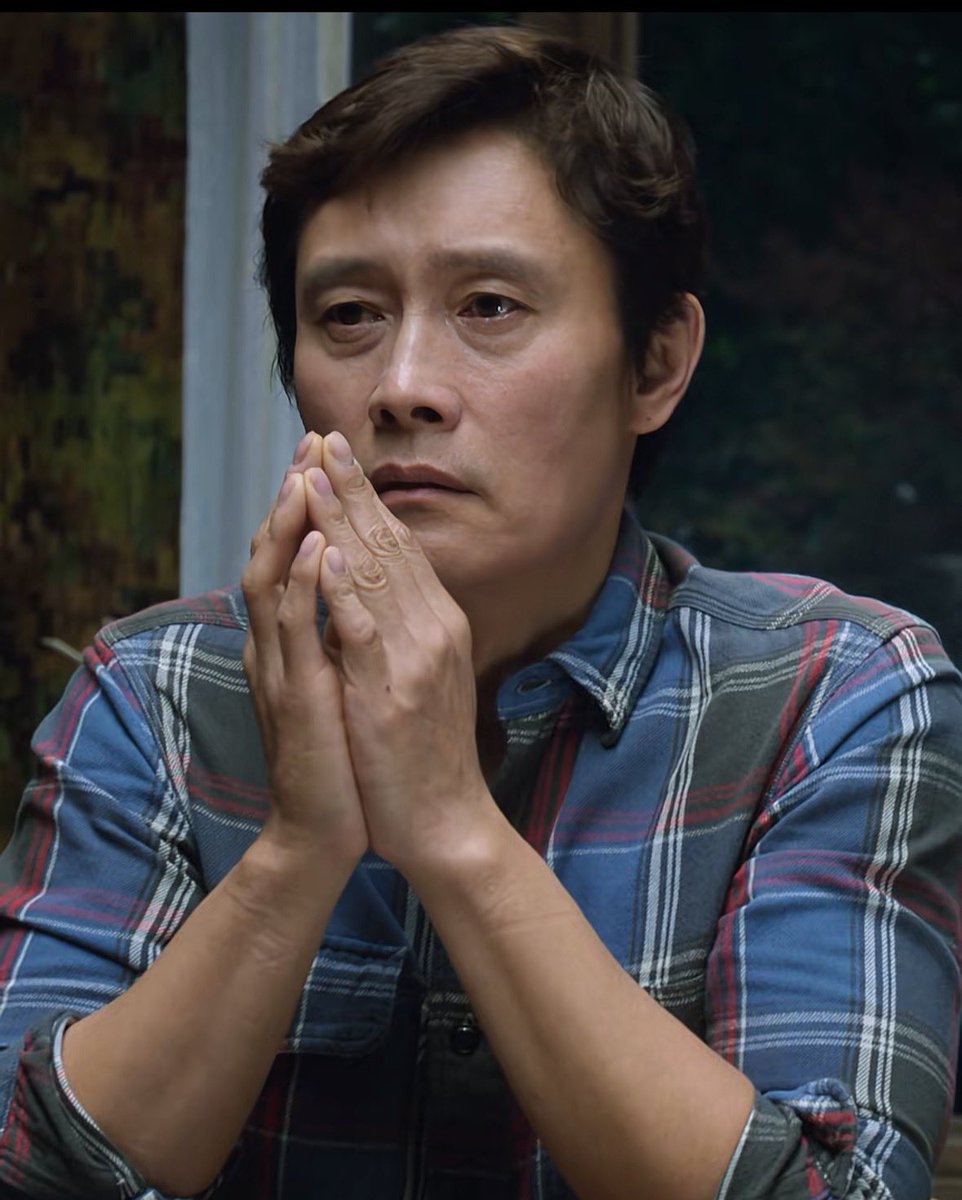 lee byung-hun wears 🤎 tweet media