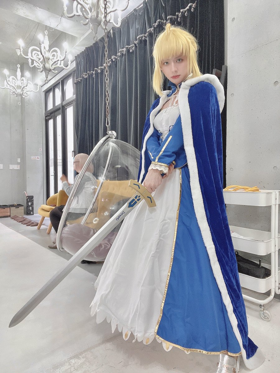 セイバーことアルトリア・ペンドラゴンでした！
Fateのコスプレ本当に久しぶり！最推しの再臨衣装をやっとやることができてハッピーでした👑
#第1回コス研カルデア