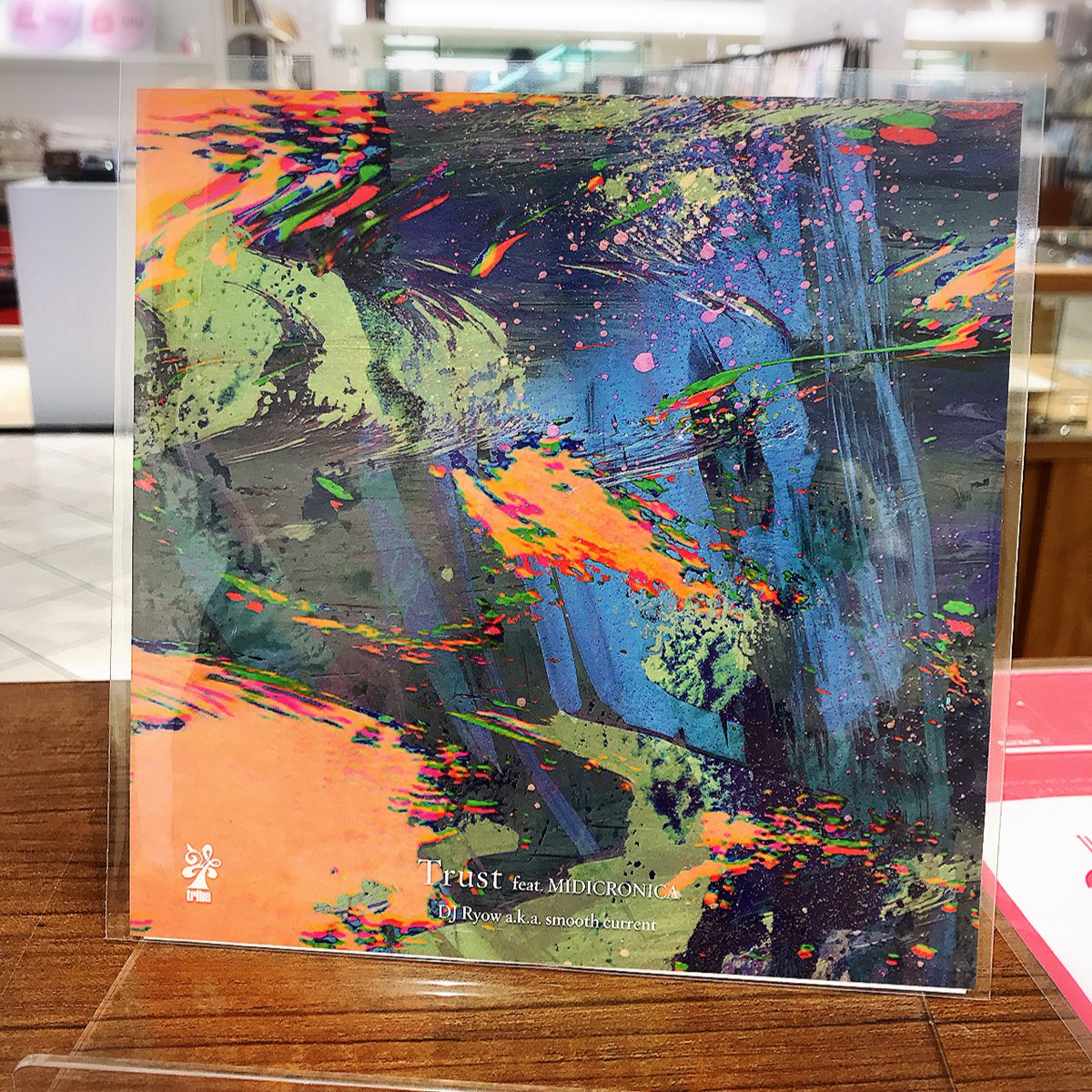 HMVrs_sinsaib's tweet photo. 【入荷情報】
DJ Ryow a.k.a. Smooth Current/Trust (feat. MIDICRONICA) 
Hydeout Productions創設期を支えたDJ Ryow a.k.a. Smooth Currentの楽曲がTribeよりリリース！
Side A「Trust」には『サムライチャンプルー』最終話EDで知られるMIDICRONICAが参加！
#Osaka #vinylshop #Shinsaibashi #record https://t.co/RHmPRASmod