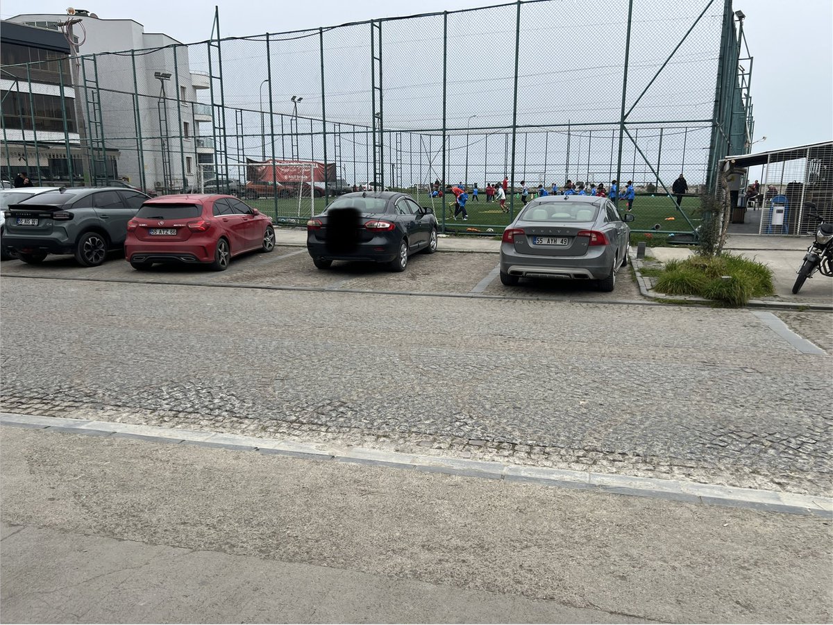 Sağdaki aracın içinde oturuyorum. Soldaki kırmızı araç da park halinde. Ortaya geldi ve park edip ardına bakmadan gitti.
Şu arabayı böyle park edip gidene, yarattığına, sığır demekten yine sana sığınırım.