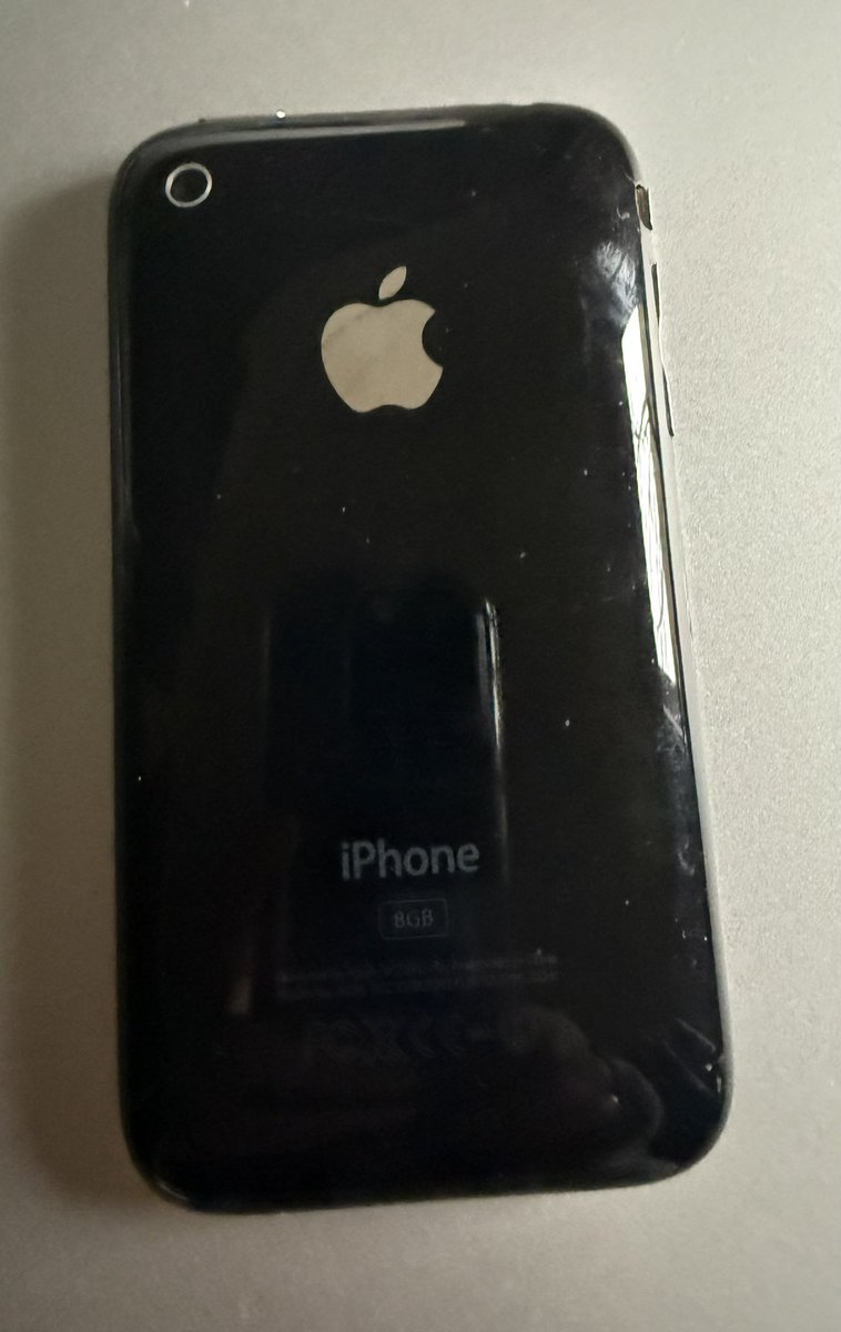 TH61's tweet image. 50 Jahre #iphone Mein erstes mit 8 GB :) #ThinkingDifferent  #onemorething #apple Revoluzer Steve jobs