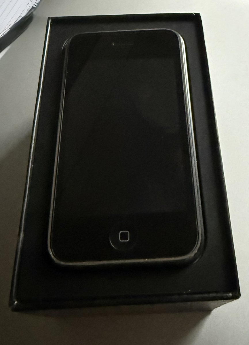 TH61's tweet image. 50 Jahre #iphone Mein erstes mit 8 GB :) #ThinkingDifferent  #onemorething #apple Revoluzer Steve jobs